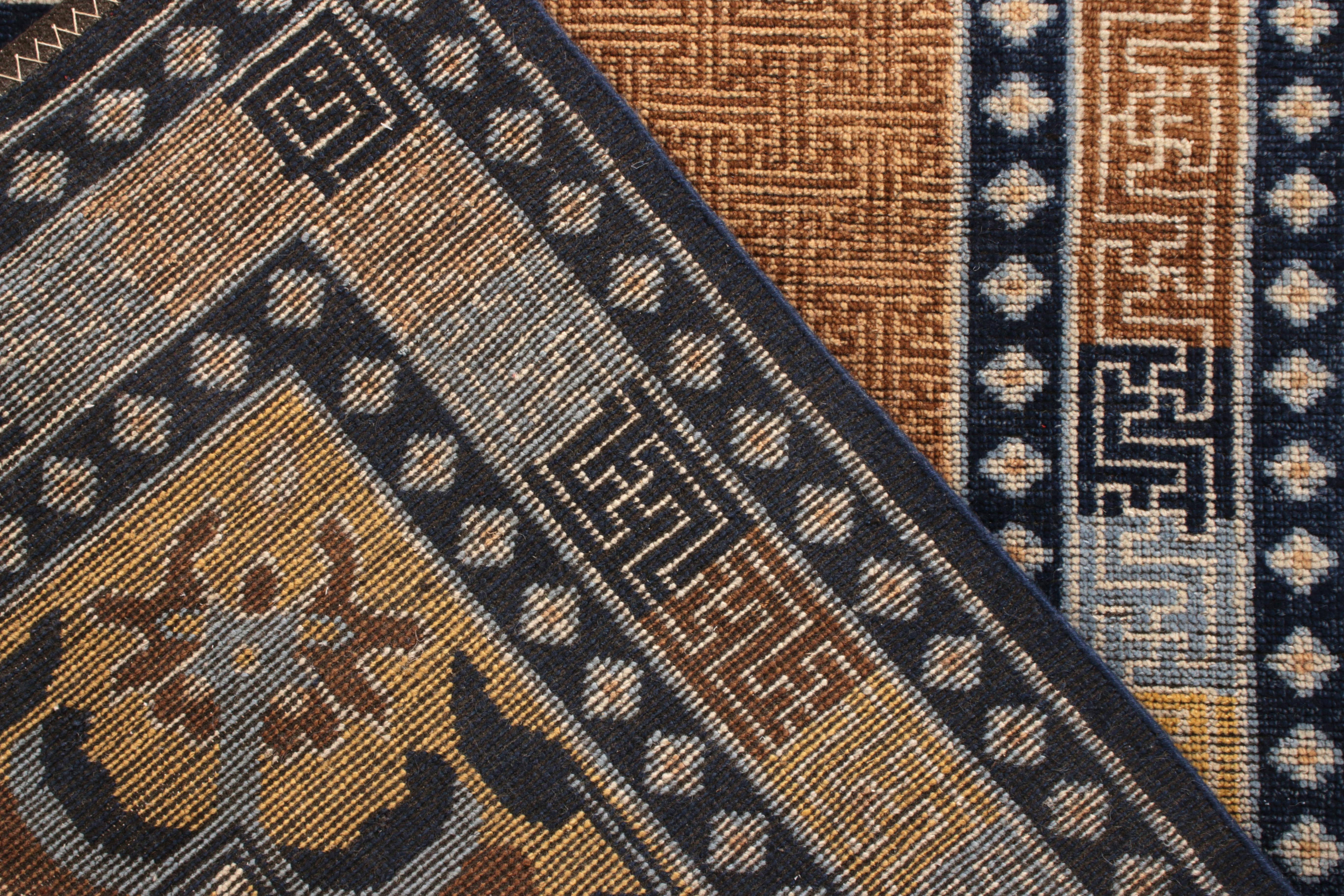 Annodato a mano Rug & Kilim: Tappeto classico in stile Kangxia con motivo a medaglione marrone e blu in vendita