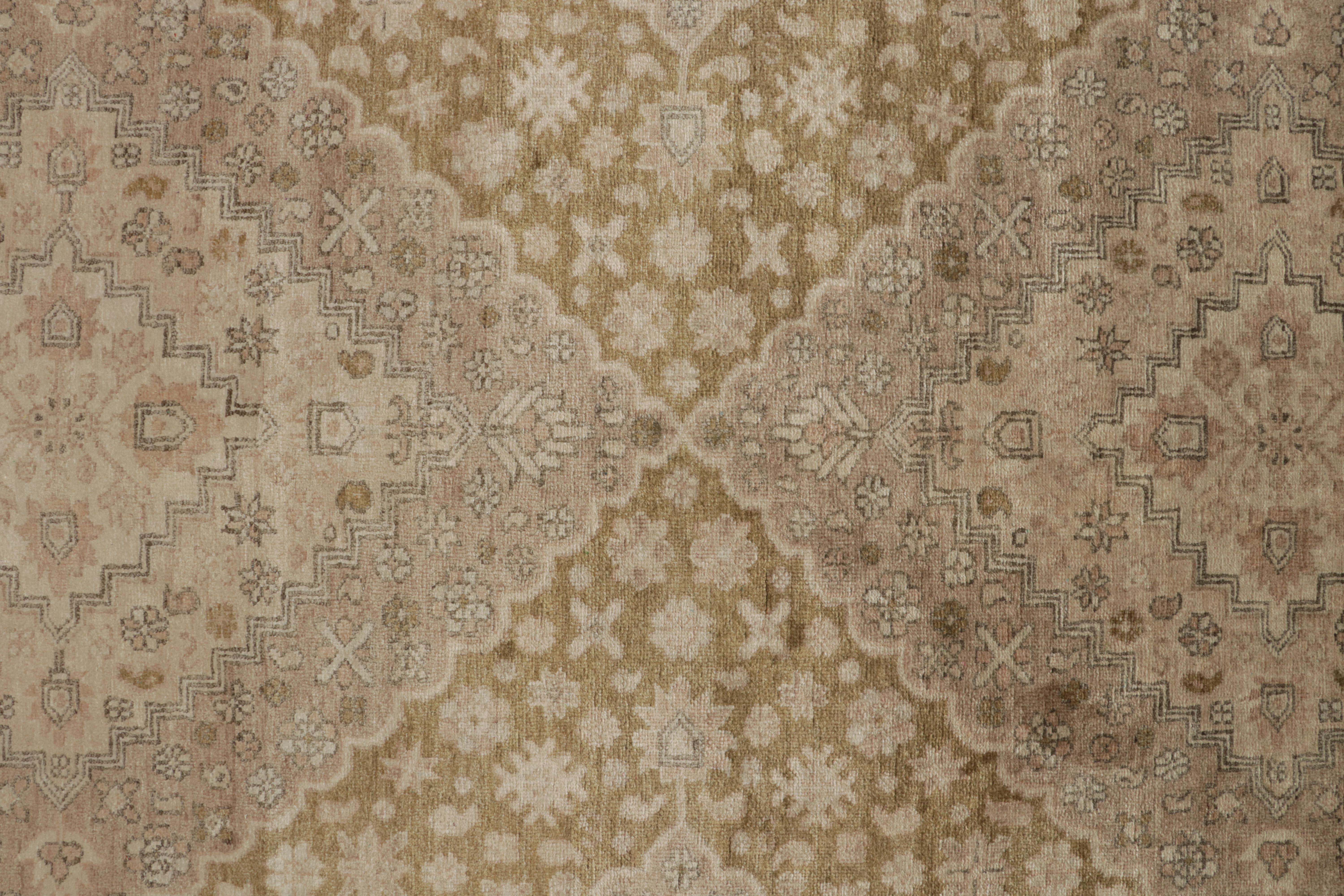 Alfombra Clásica de Estilo Khotan de Rug & Kilim en Beige y Pink Diamond, Motivos Florales en Nuevo estado para la venta en Long Island City, NY