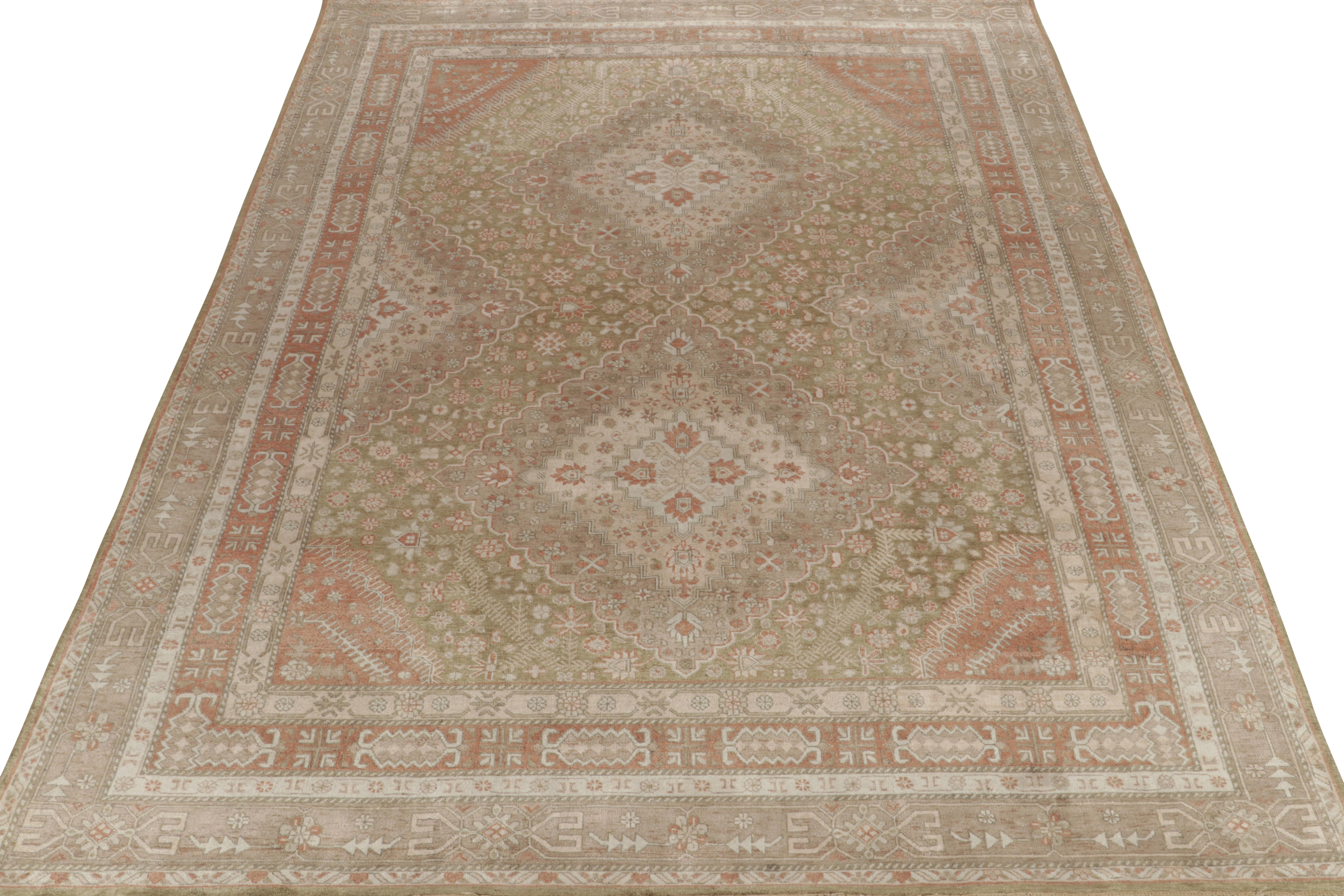 Indiano Rug & Kilim: Tappeto classico in stile Khotan con motivi floreali beige, ruggine e avorio in vendita