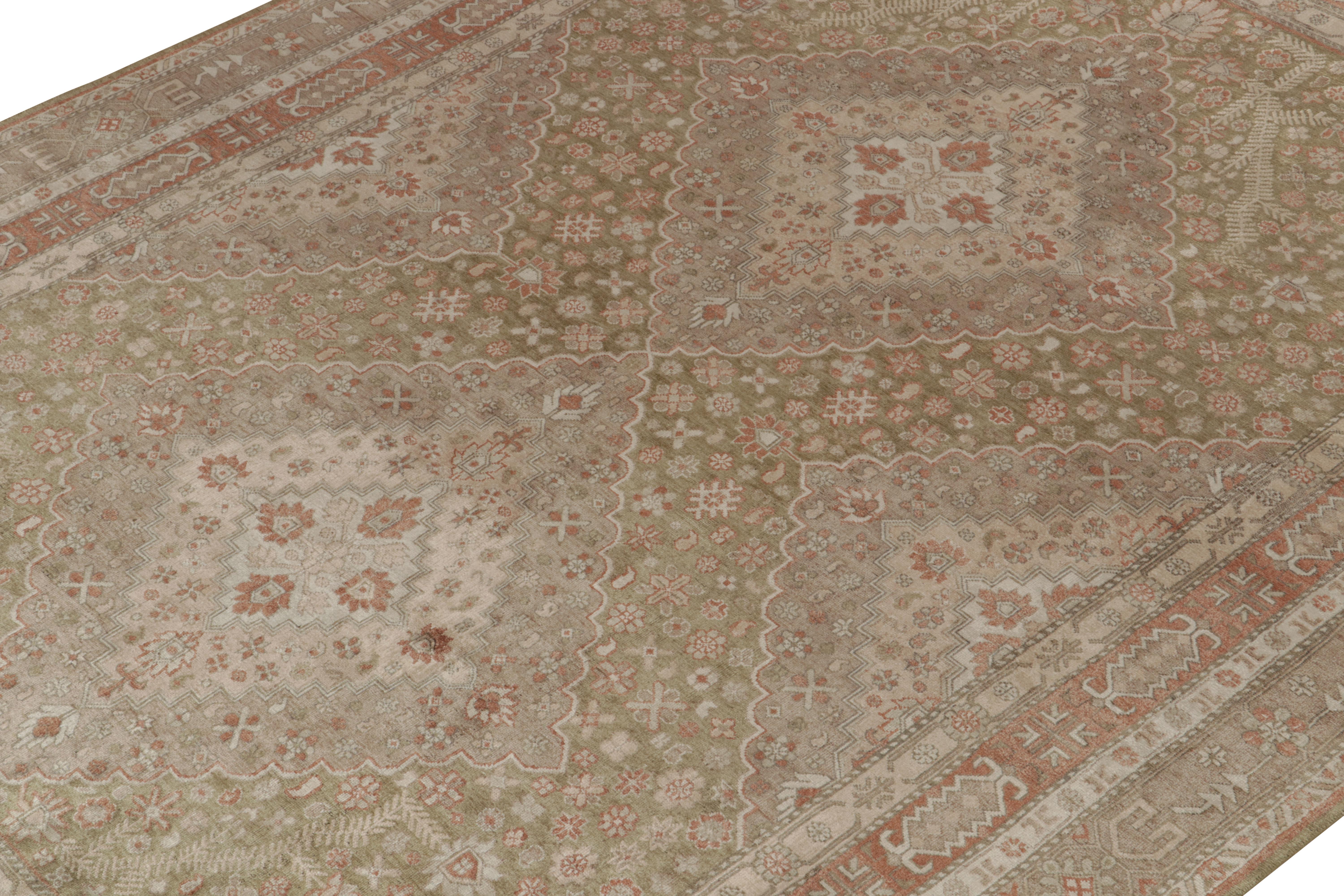 Annodato a mano Rug & Kilim: Tappeto classico in stile Khotan con motivi floreali beige, ruggine e avorio in vendita