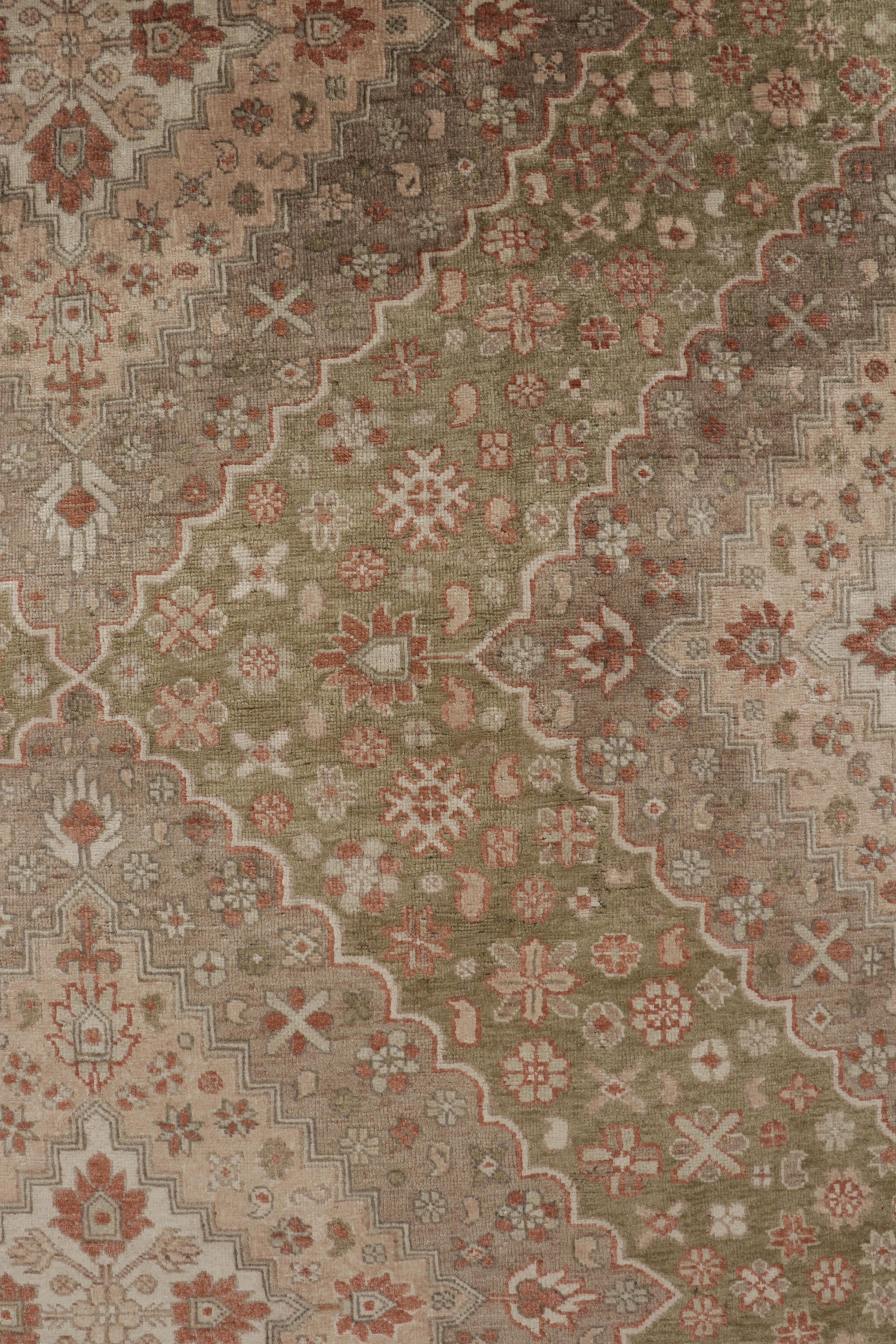 XXI secolo e contemporaneo Rug & Kilim: Tappeto classico in stile Khotan con motivi floreali beige, ruggine e avorio in vendita
