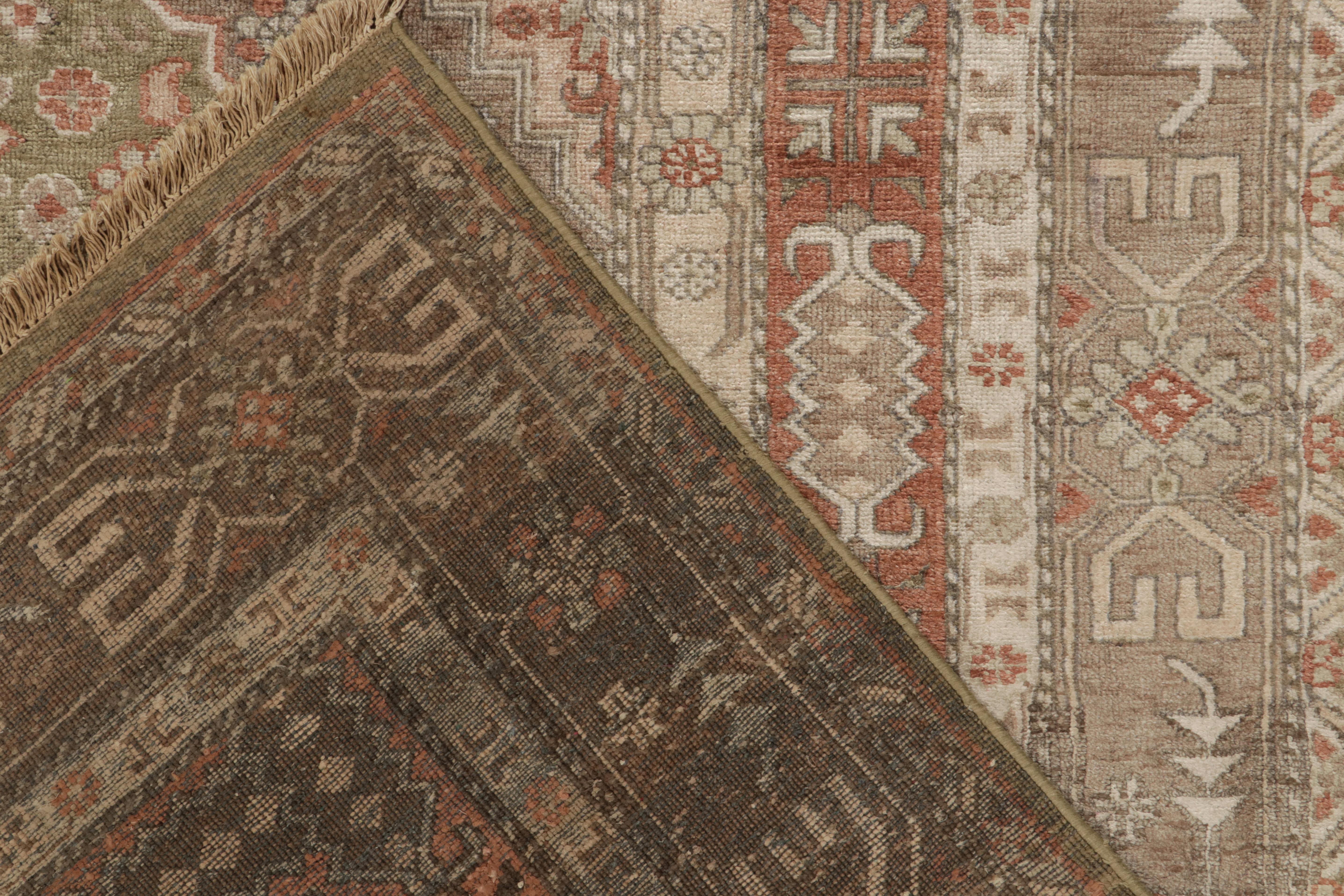 Seta Rug & Kilim: Tappeto classico in stile Khotan con motivi floreali beige, ruggine e avorio in vendita