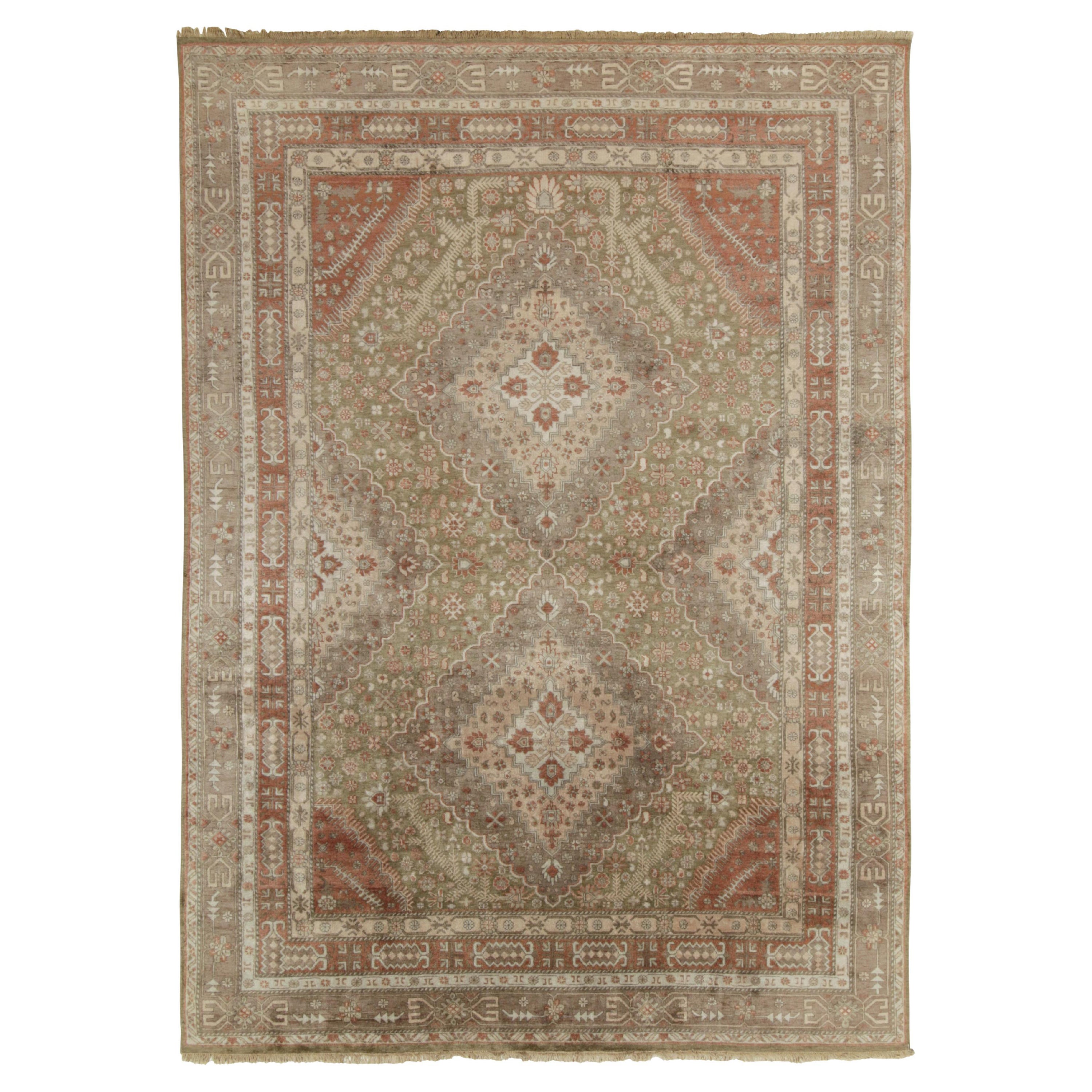Alfombra clásica estilo Khotan de Rug & Kilim con motivos florales en beige, óxido y marfil