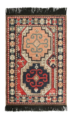 Rug & Kilim's klassischer Orientteppich mit pfirsichfarbenen und indigofarbenen Stammesmedaillons