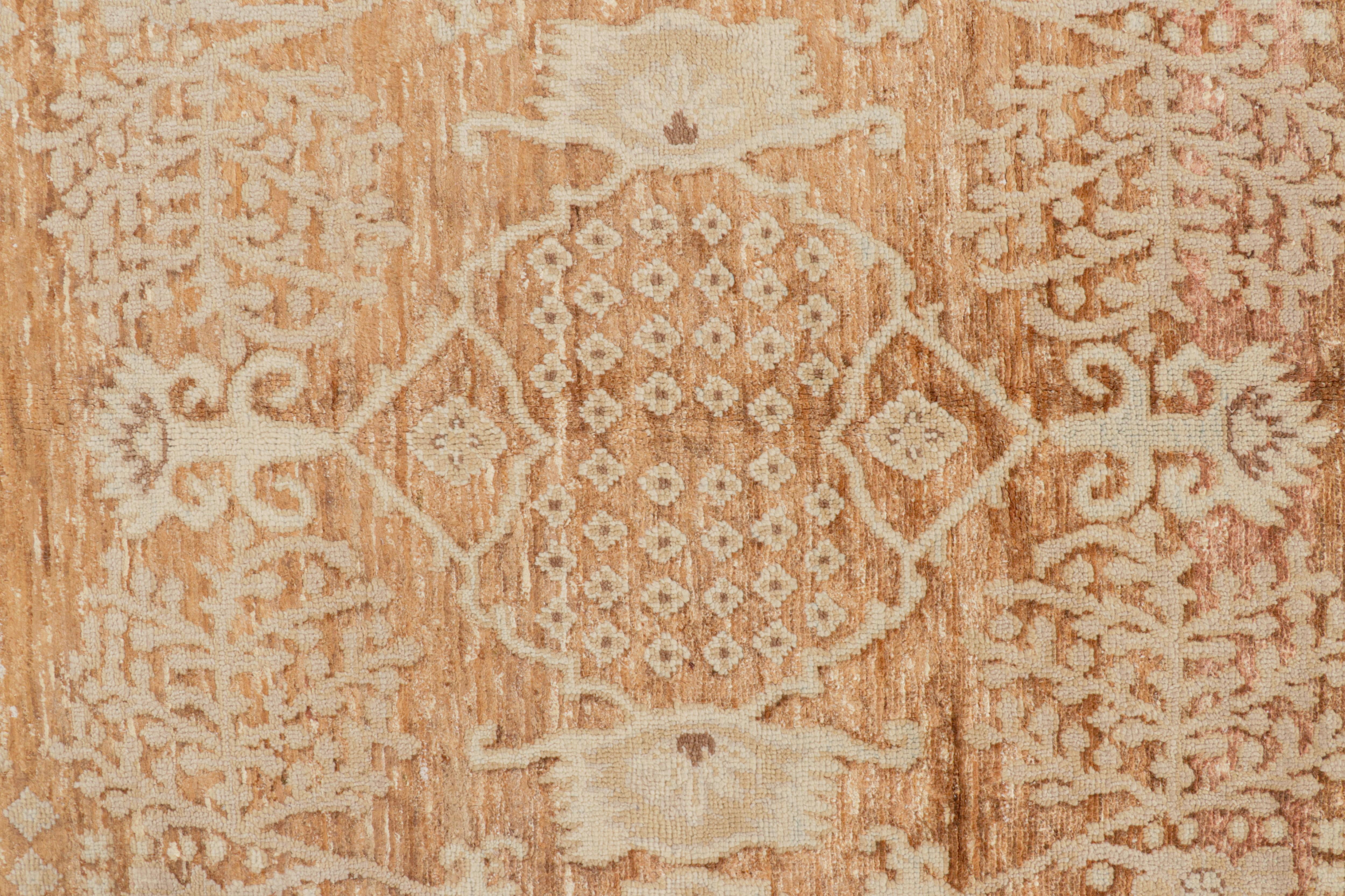 Alfombra de estilo clásico Oushak de Rug & Kilim con estampado floral beige-marrón Indio en venta