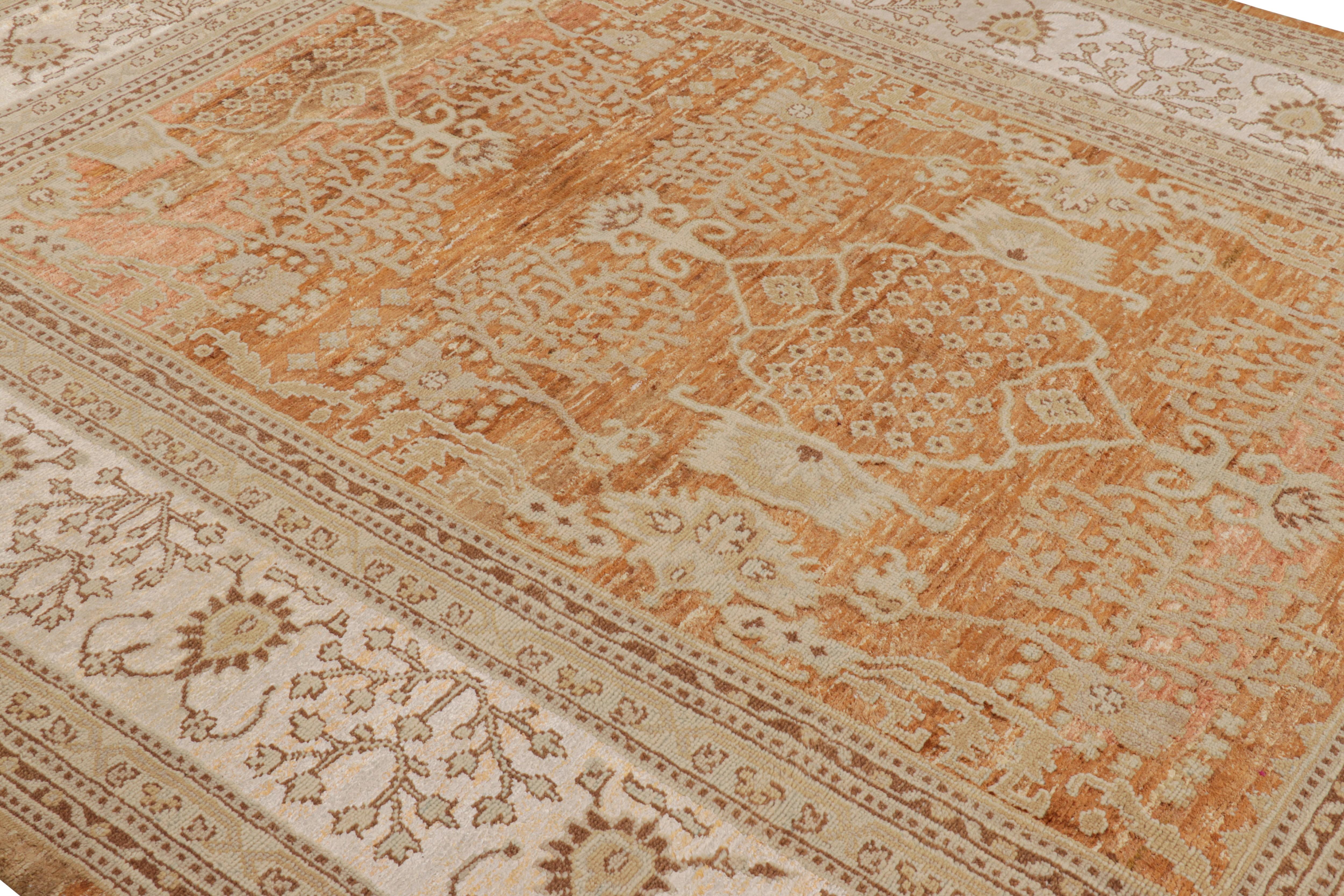 Reimaginando los estilos clásicos más buscados, Rug & Kilim presenta esta deliciosa versión de las alfombras tradicionales Oushak de su Modern Classics Collection. La alfombra, muy estampada, está influenciada por la supremacía del diseño floral