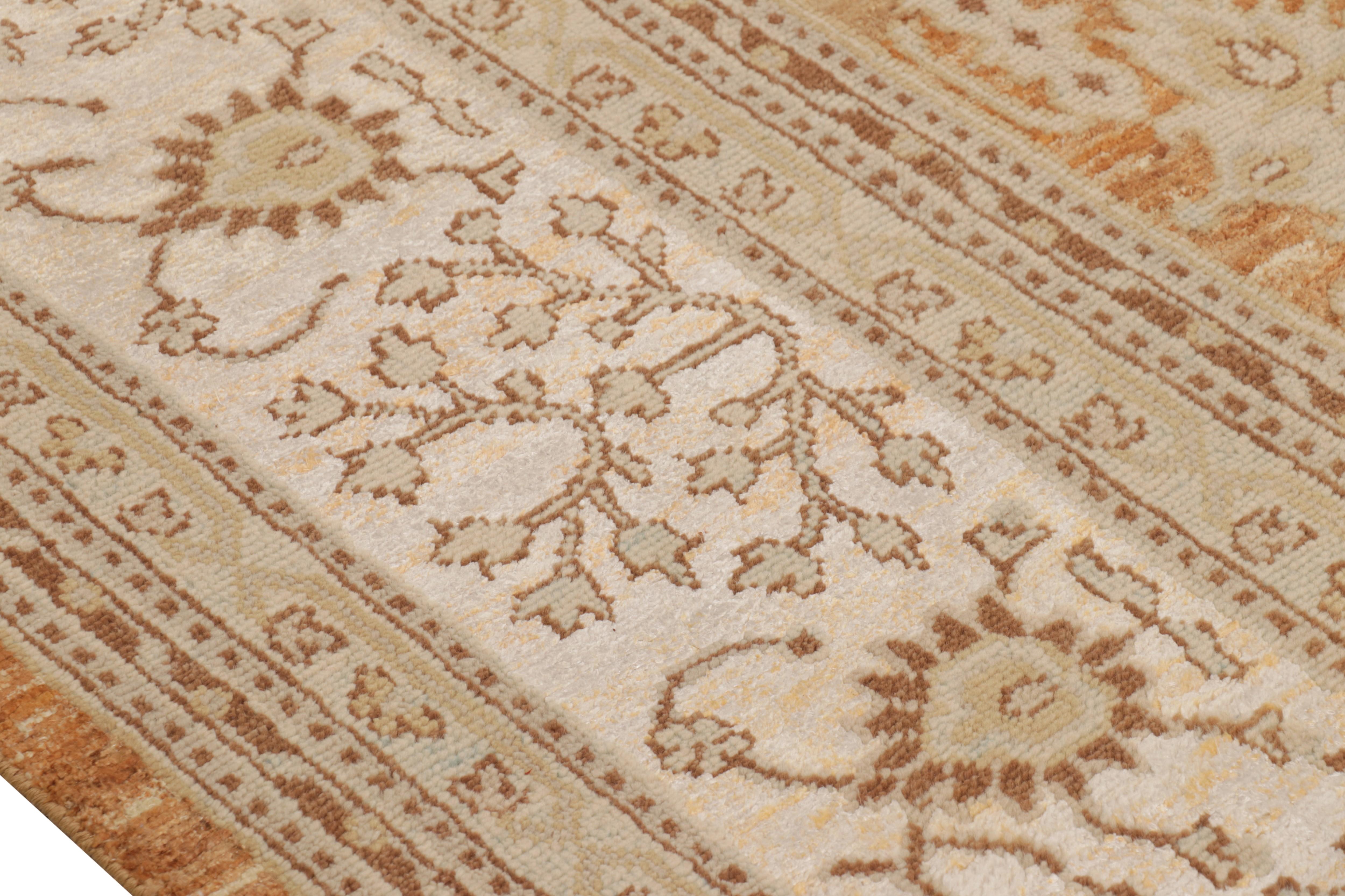 Alfombra de estilo clásico Oushak de Rug & Kilim con estampado floral beige-marrón Siglo XXI y contemporáneo en venta