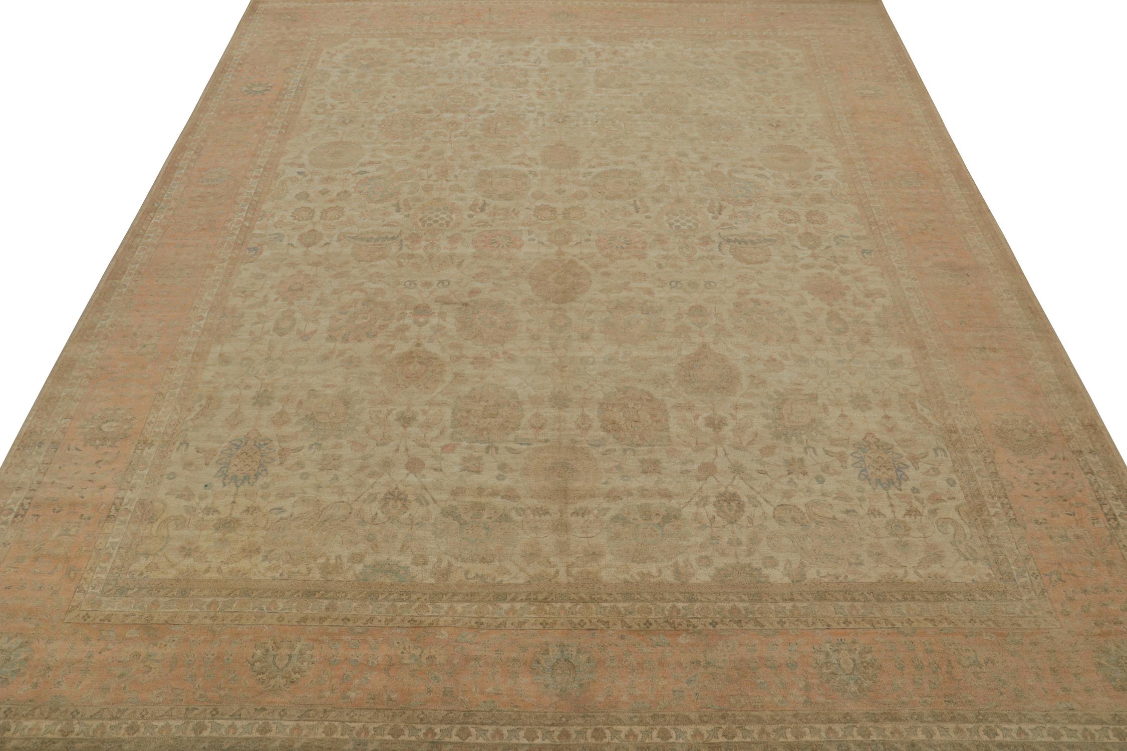 Noué à la main dans une laine luxueuse, ce tapis contemporain 12x15 de notre collection Modern Classics est particulièrement inspiré des tapis persans anciens.

Le dessin bénéficie d'un jeu de teintes roses, bleues et beige-brun pour obtenir un