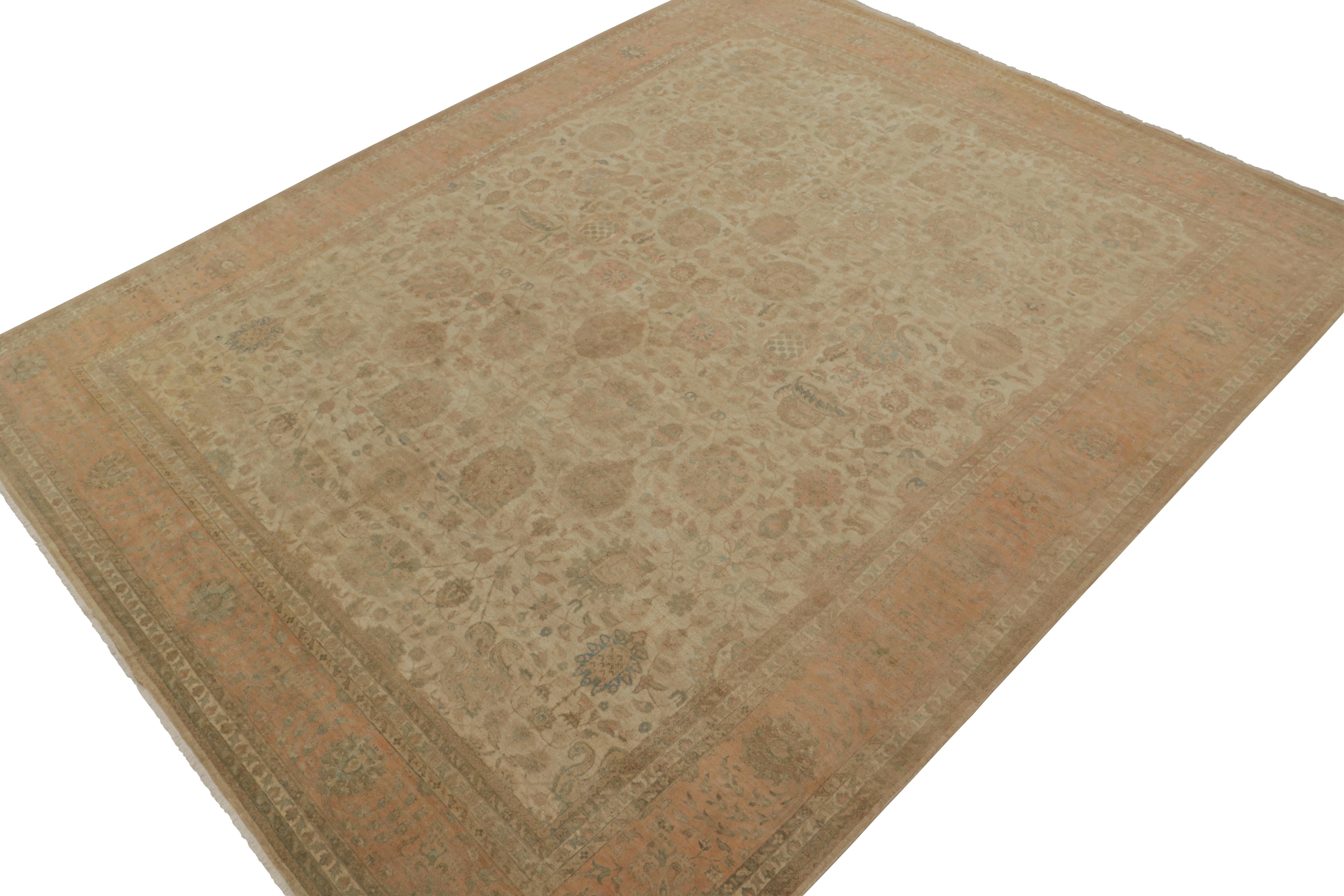 Tabriz Rug & Kilim's Classic Persian Style Rug in Beige-Brown with Pink Floral Patterns (tapis de style persan classique en beige et marron avec des motifs floraux roses) en vente