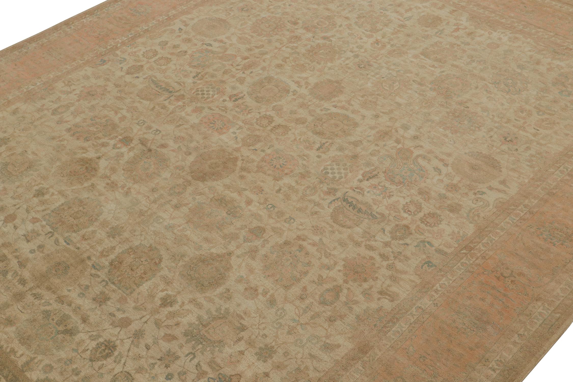 Indiano Tappeto classico in stile persiano Rug & Kilim in beige-marrone con motivi floreali rosa in vendita