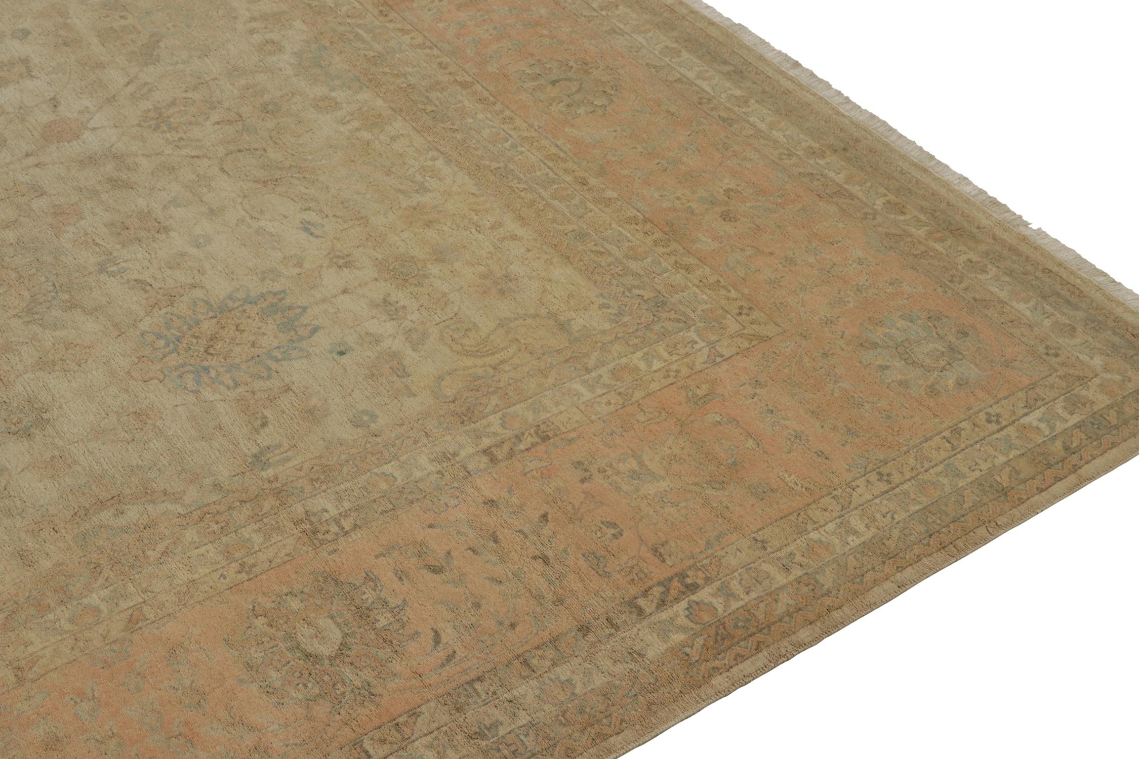Noué à la main Rug & Kilim's Classic Persian Style Rug in Beige-Brown with Pink Floral Patterns (tapis de style persan classique en beige et marron avec des motifs floraux roses) en vente