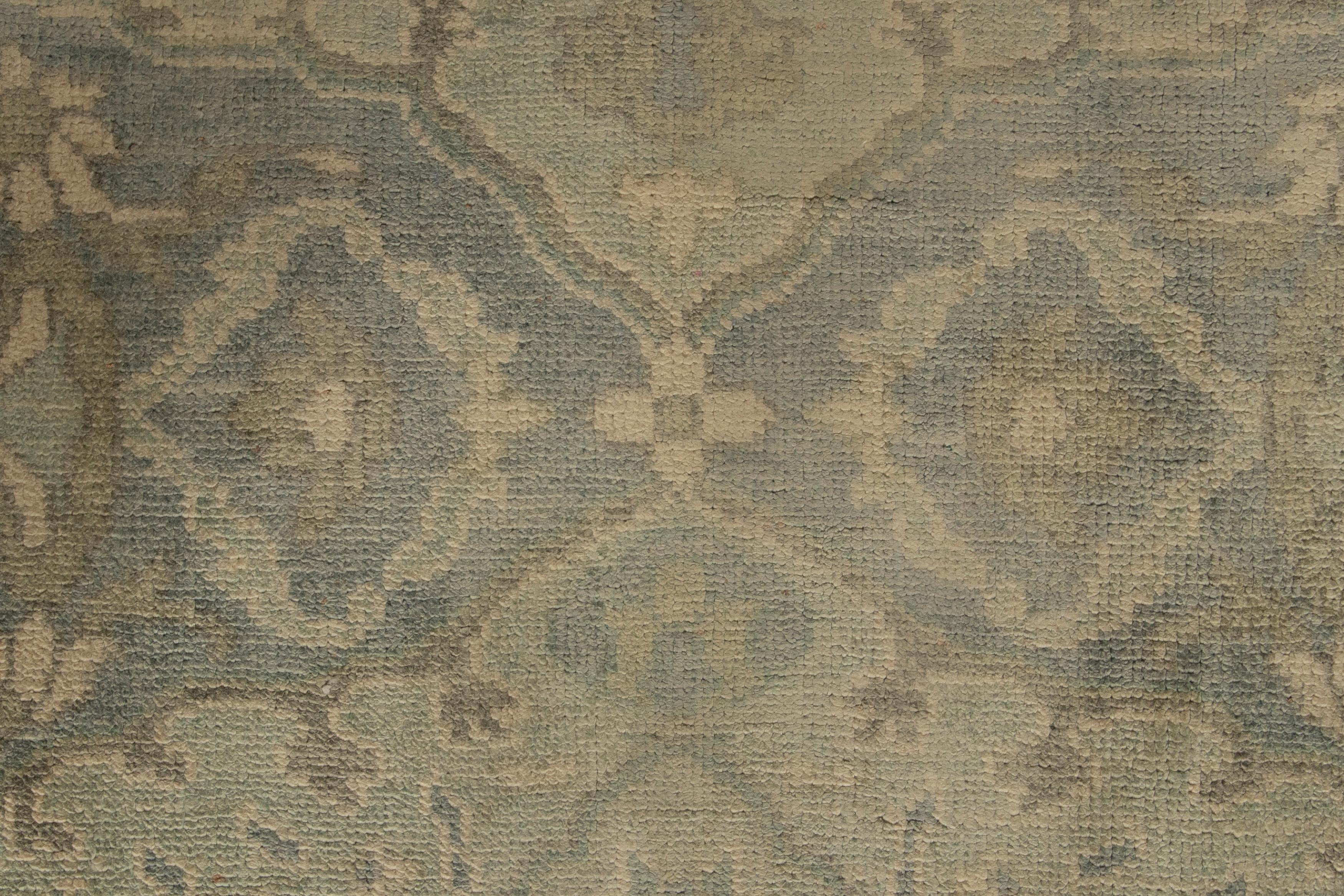 Rug & Kilim's Classic Persian style rug with Blue and Ivory Floral Pattern (tapis de style persan classique avec motif floral bleu et ivoire) Neuf - En vente à Long Island City, NY