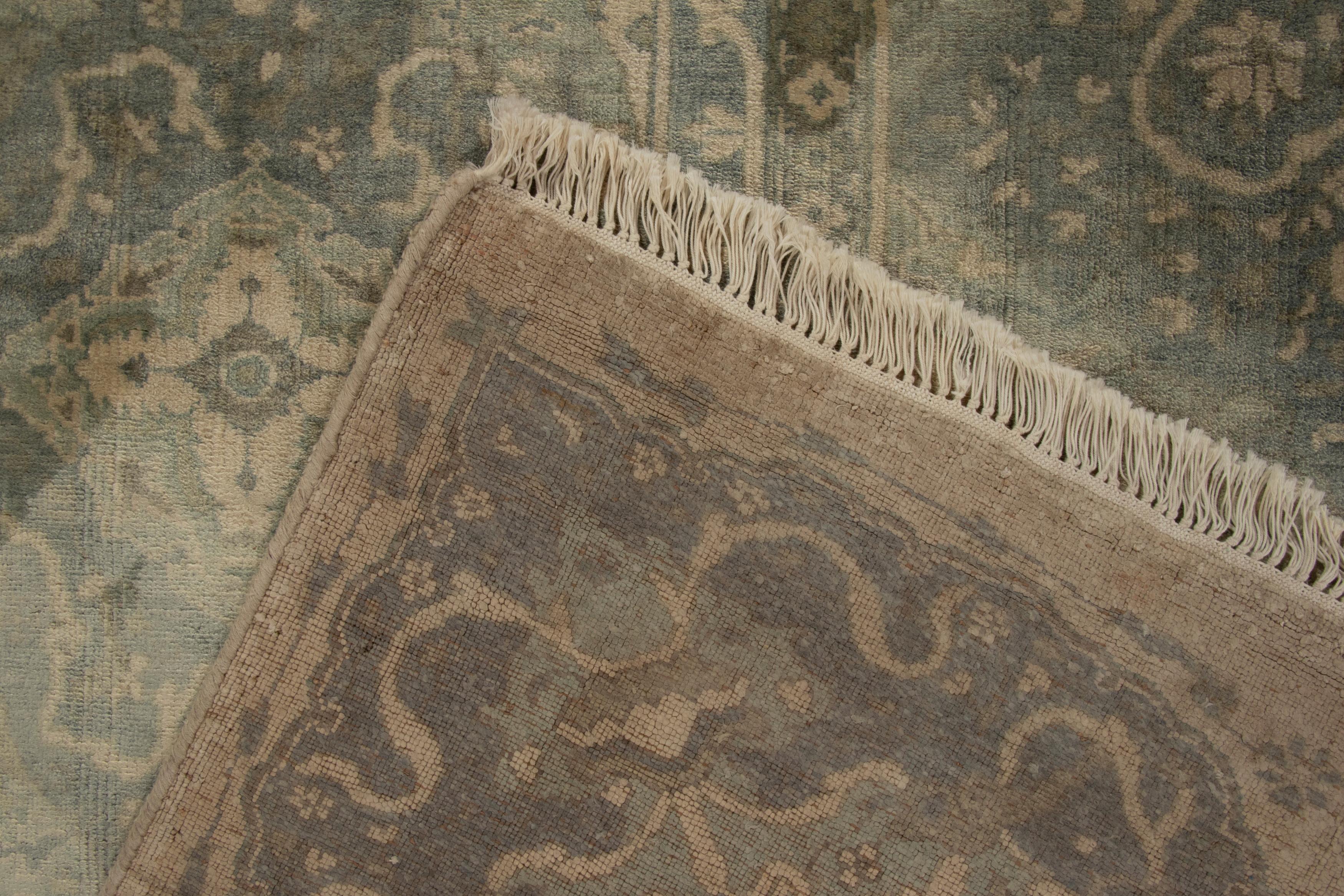 XXIe siècle et contemporain Rug & Kilim's Classic Persian style rug with Blue and Ivory Floral Pattern (tapis de style persan classique avec motif floral bleu et ivoire) en vente