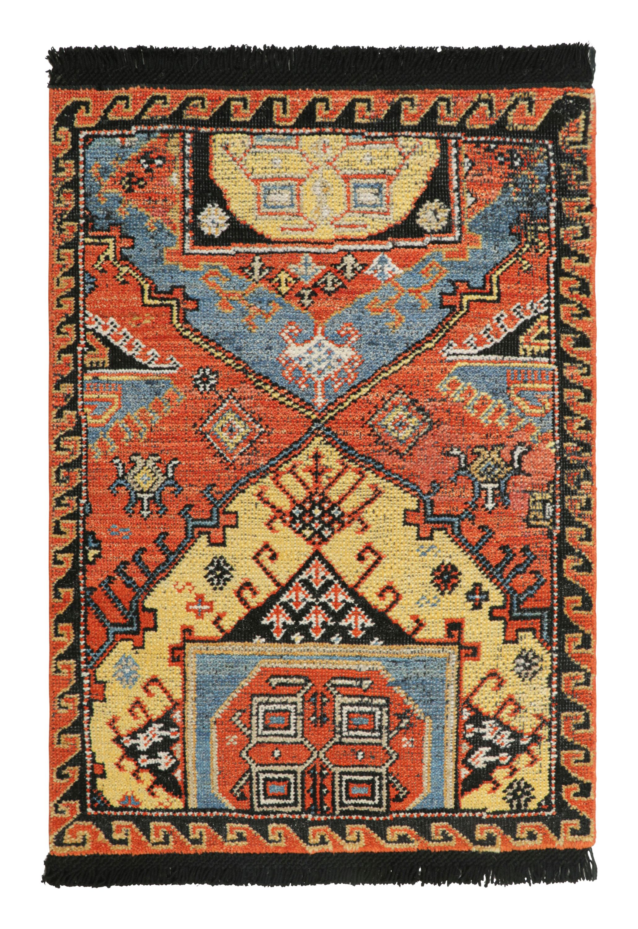 Der „Classic Rug“ von Rug & Kilim in „Polychromatic“ mit geometrischem Tribal-Muster