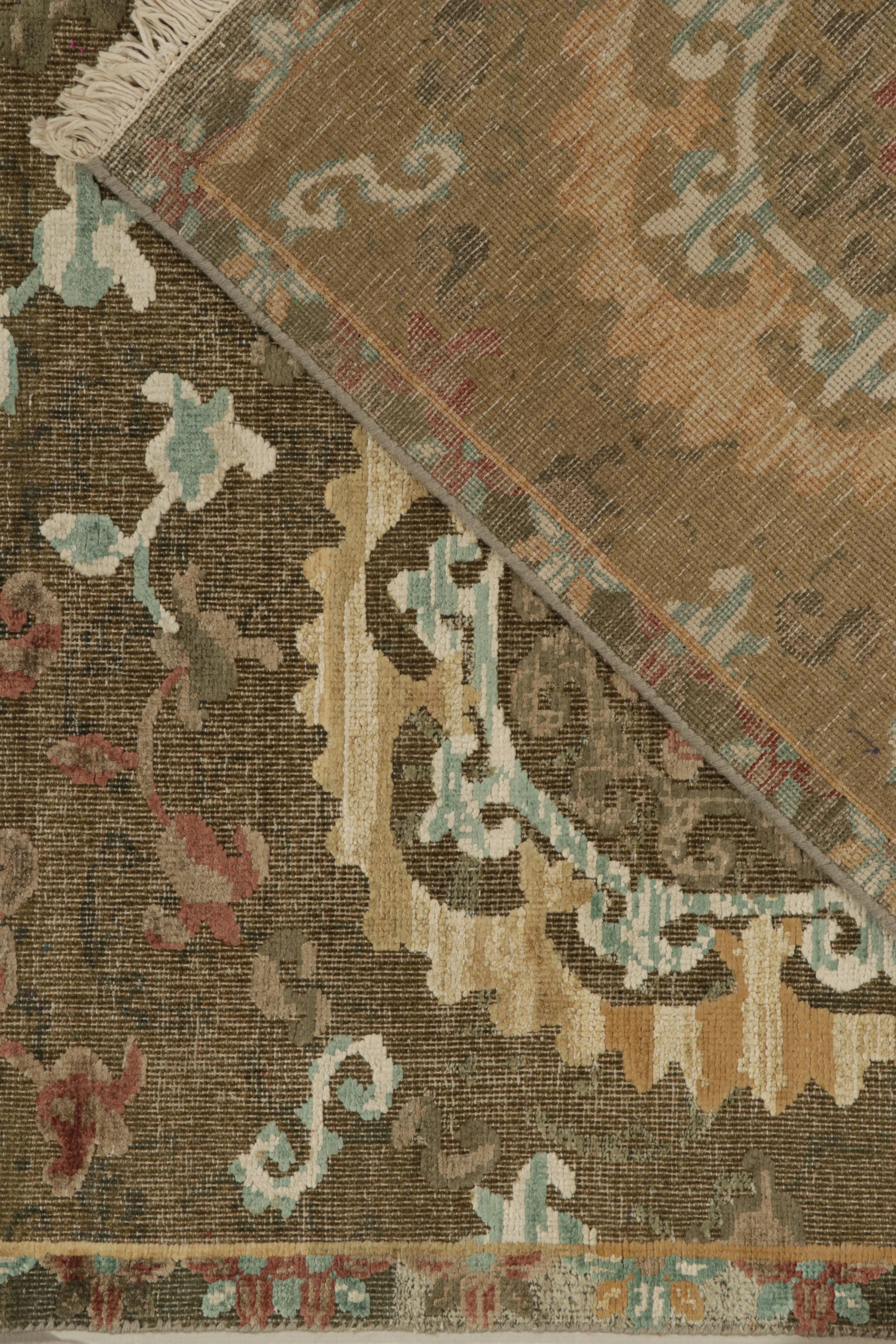 Rug & Kilim's Classic Spanish Style Teppich in Brown-Beige mit goldenen und blauen Medaillons (21. Jahrhundert und zeitgenössisch) im Angebot