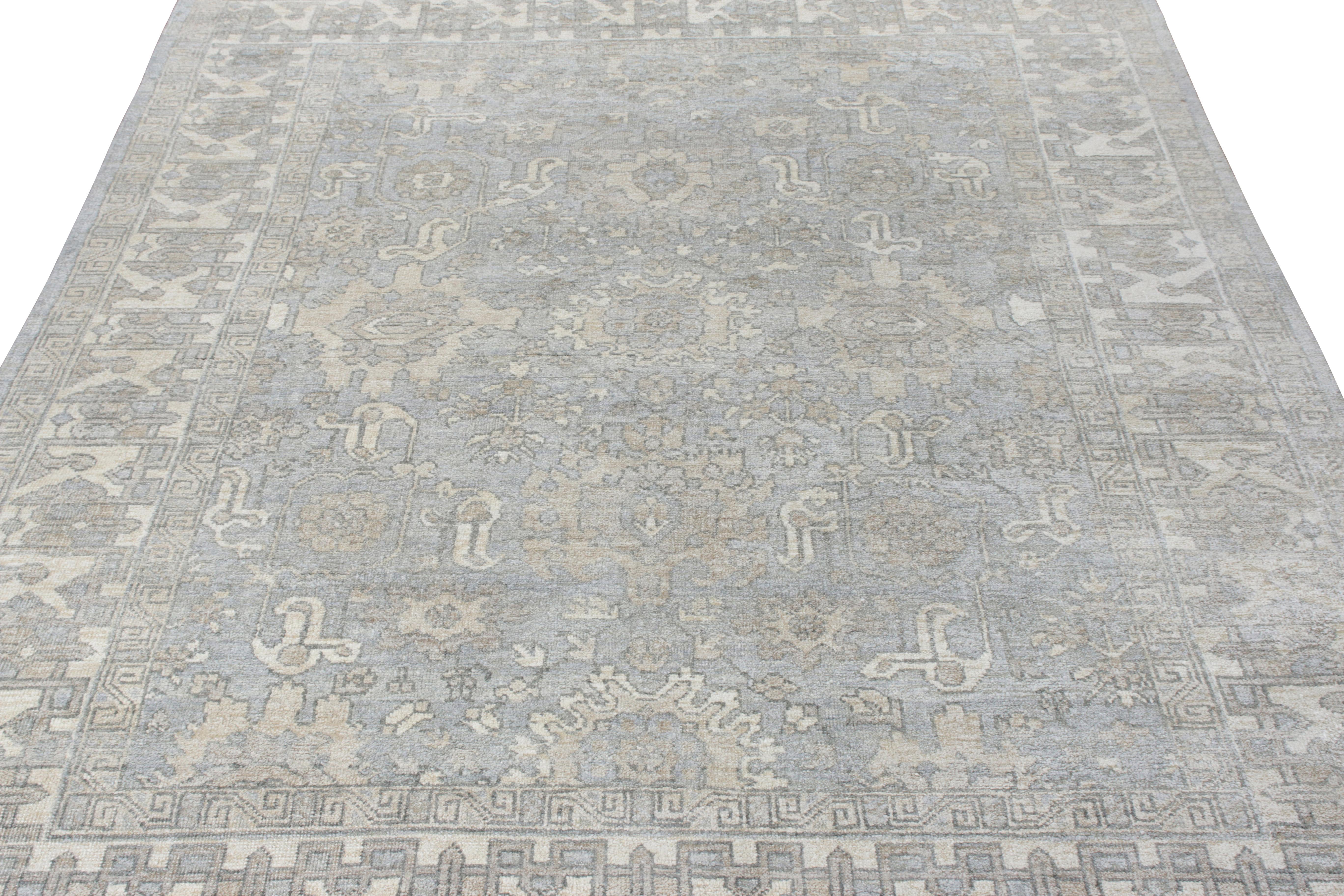 Aus der Modern-Classics-Linie von Rug & Kilim: ein von indischen Teppichen inspiriertes, handgeknüpftes Sonderdesign. In dieser Ausgabe im Format 8x10 zeigt diese individuelle Zeichnung ein schillerndes, florales Muster in raffinierten Blau- und
