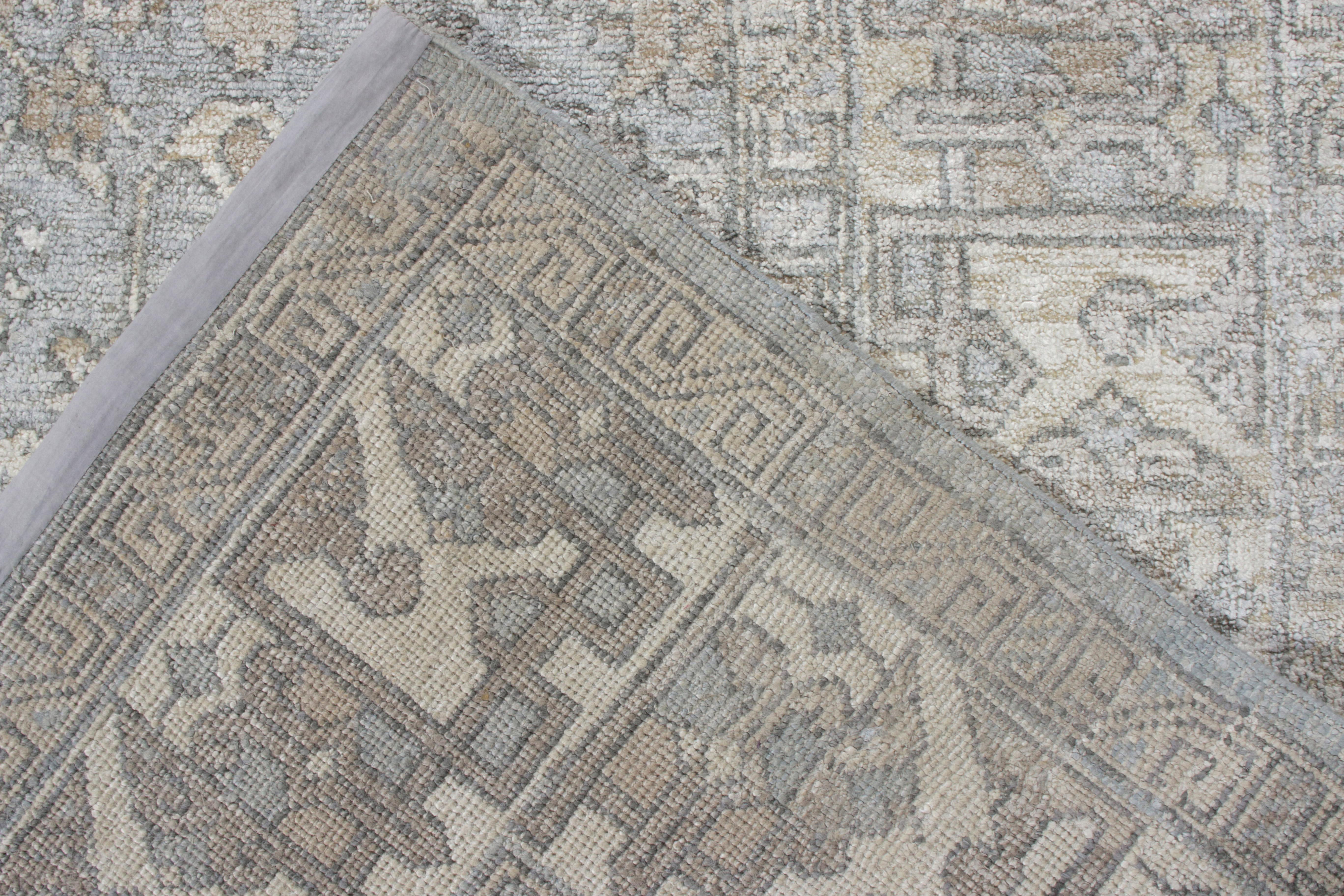 Teppich & Kilims Classic Style, maßgefertigter Teppich in Allover Gray, Blau mit Blumenmuster (Handgeknüpft) im Angebot