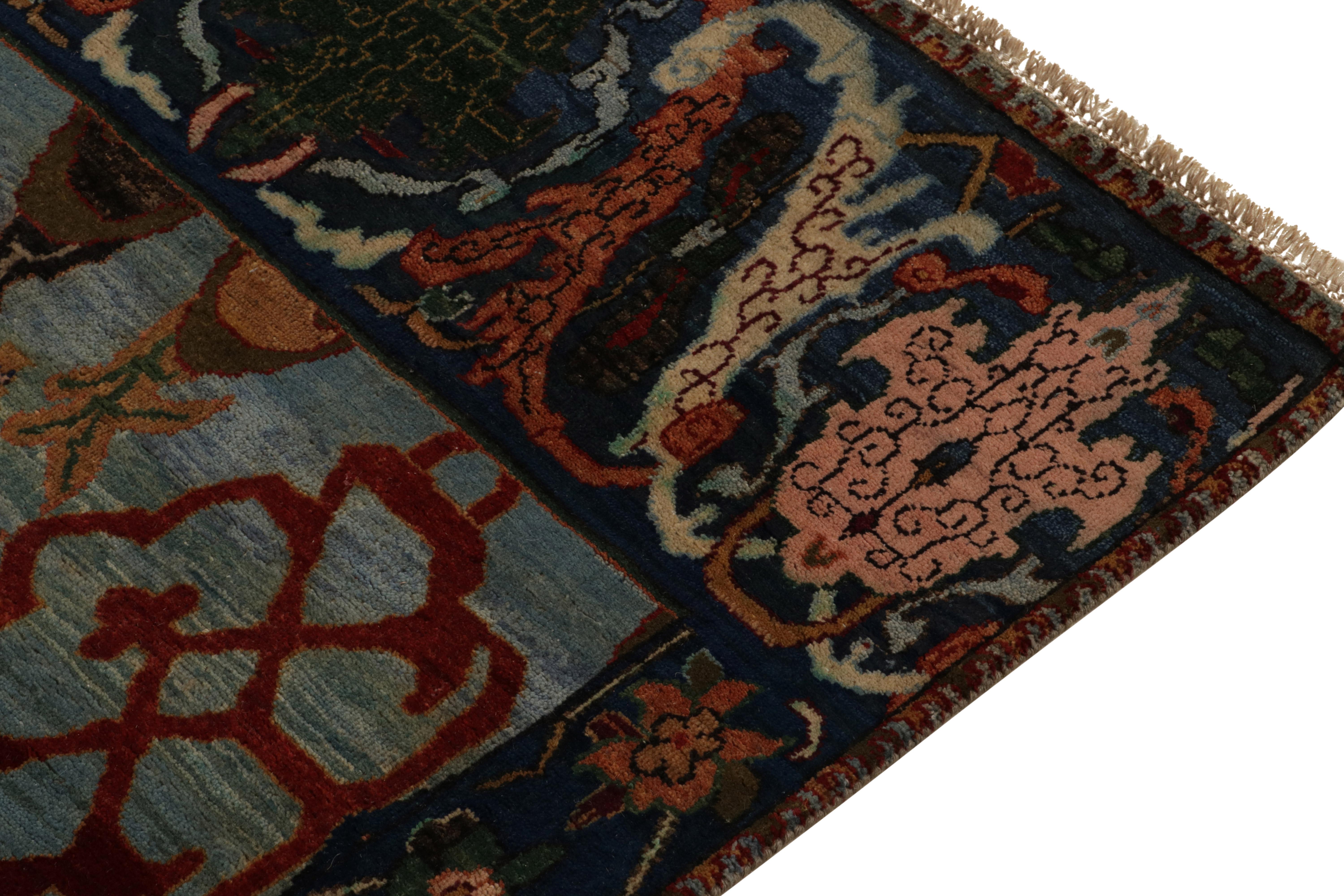 Annodato a mano Rug & Kilim - Runner floreale in stile classico con motivo floreale blu e multicolore in vendita