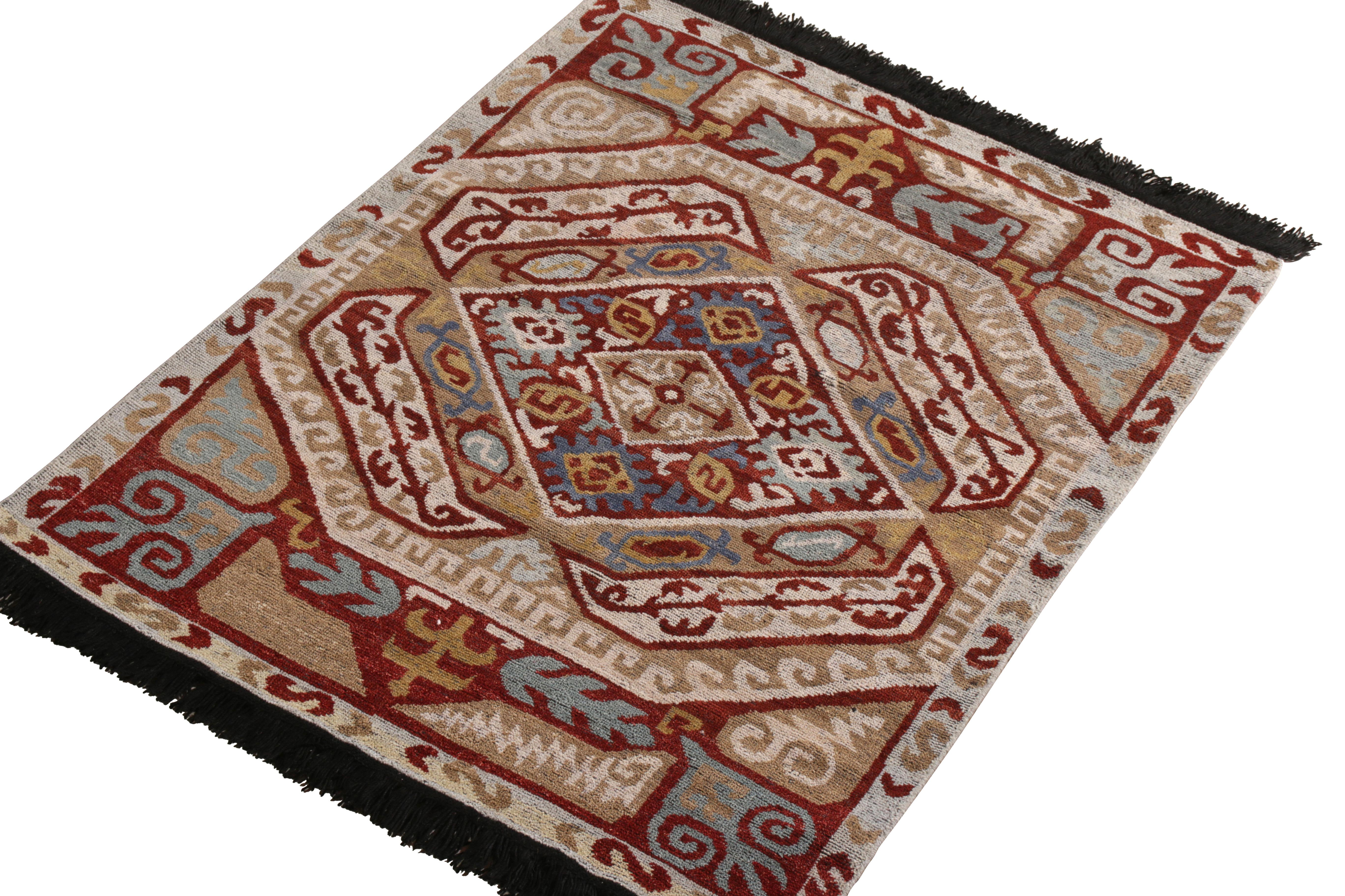 Une ode 4x5 aux styles de tapis tribaux vénérés de la Collection Burano de Rug & Kilim. Noué à la main dans une laine de Ghazni particulièrement douce, il présente des teintes beige-brun et rouge dans les couleurs dominantes qui honorent les tapis