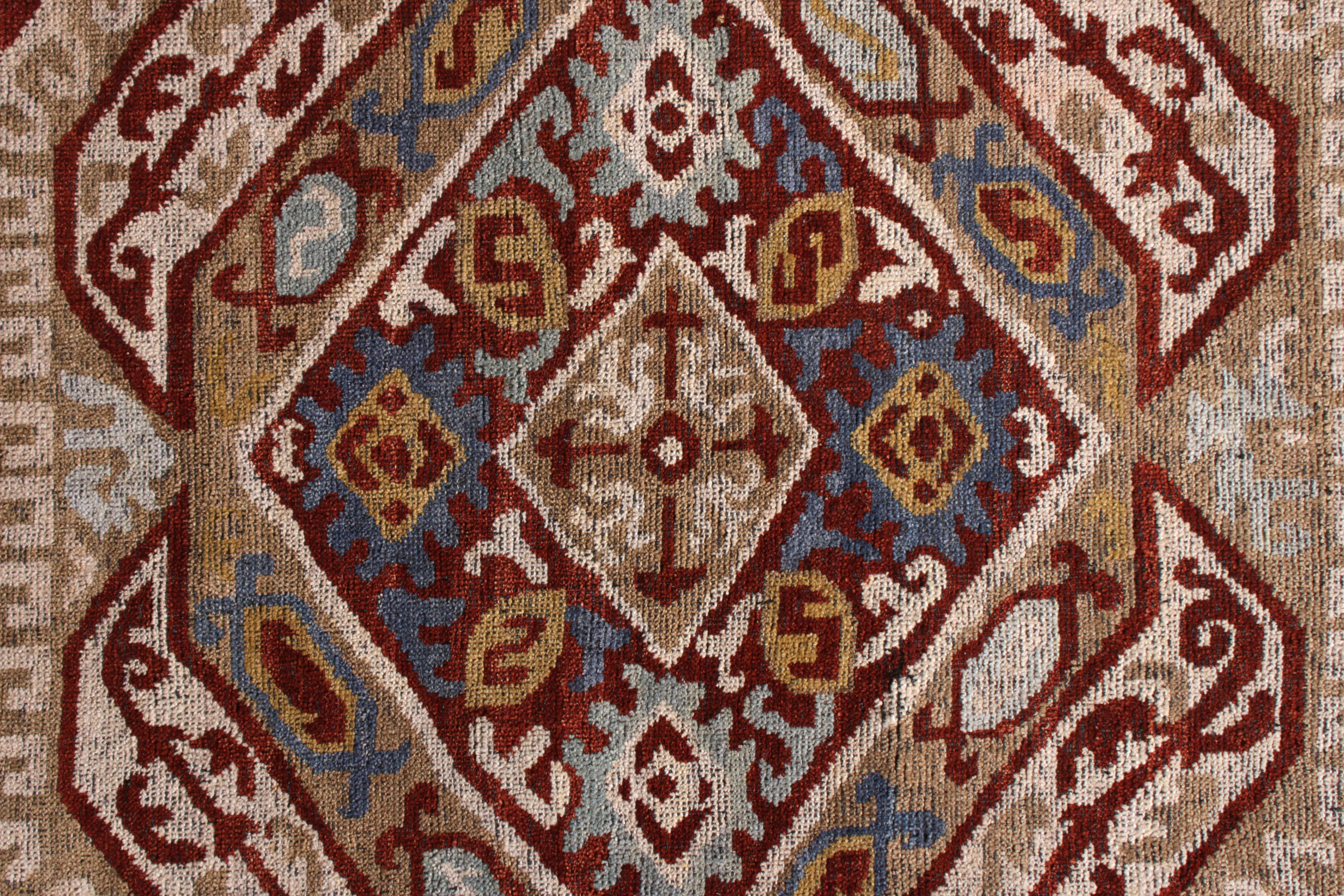 Indien Rug & Kilim's Classic Style Rug in Beige-Brown and Red Tribal Pattern (tapis de style classique à motifs tribaux beige, marron et rouge) en vente
