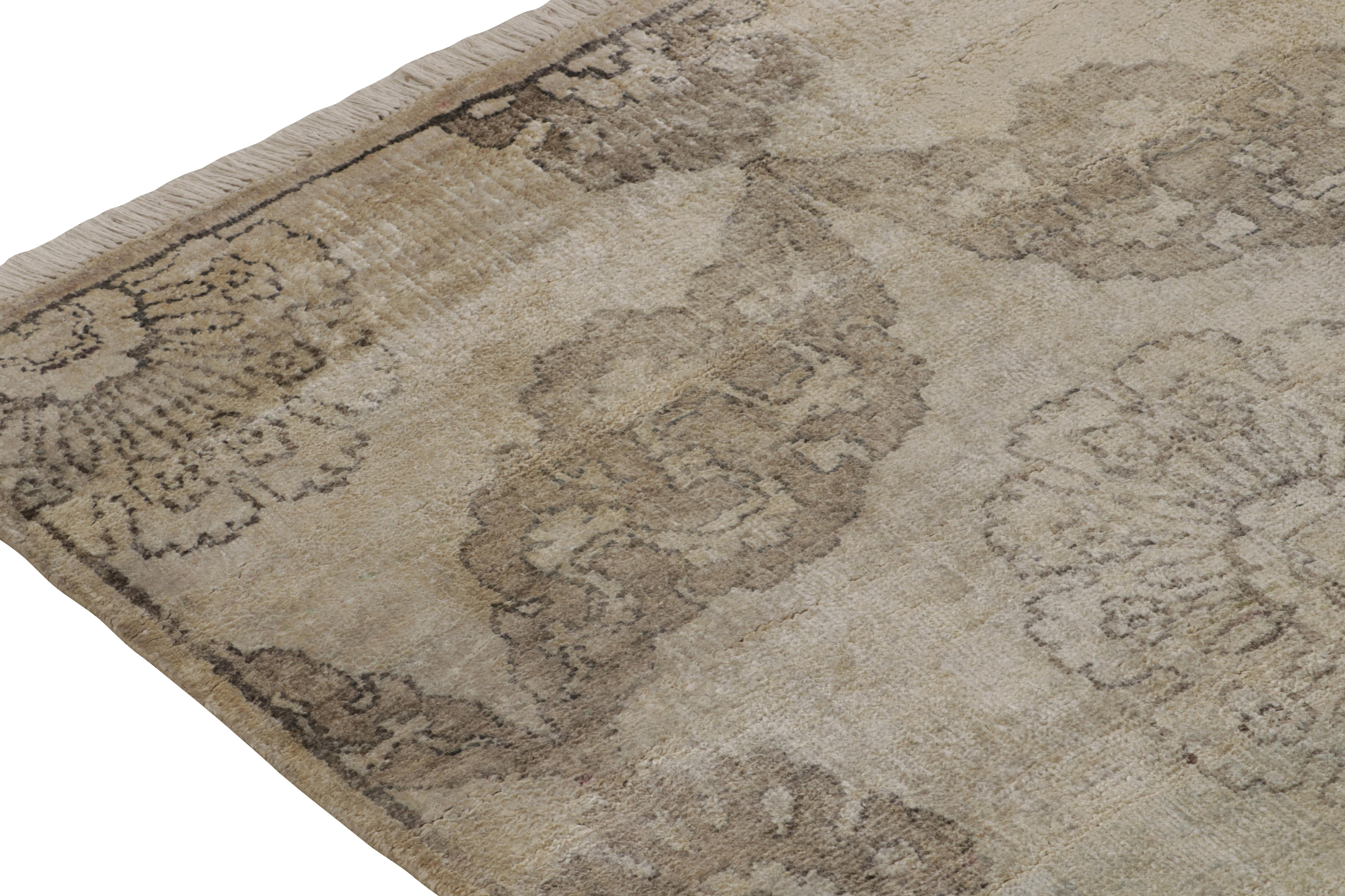 Annodato a mano Tappeto Rug & Kilim in stile classico con motivi floreali beige-marrone e argento-grigio in vendita