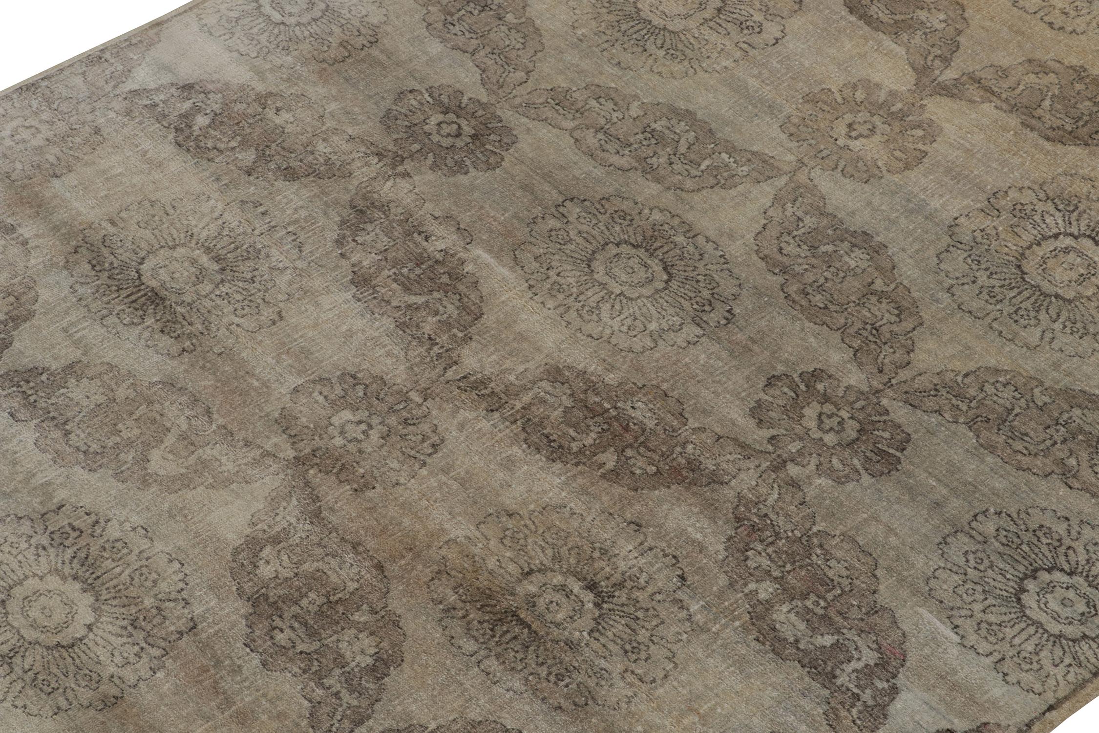 Tappeto Rug & Kilim in stile classico con motivi floreali beige-marrone e argento-grigio In condizioni Nuovo in vendita a Long Island City, NY