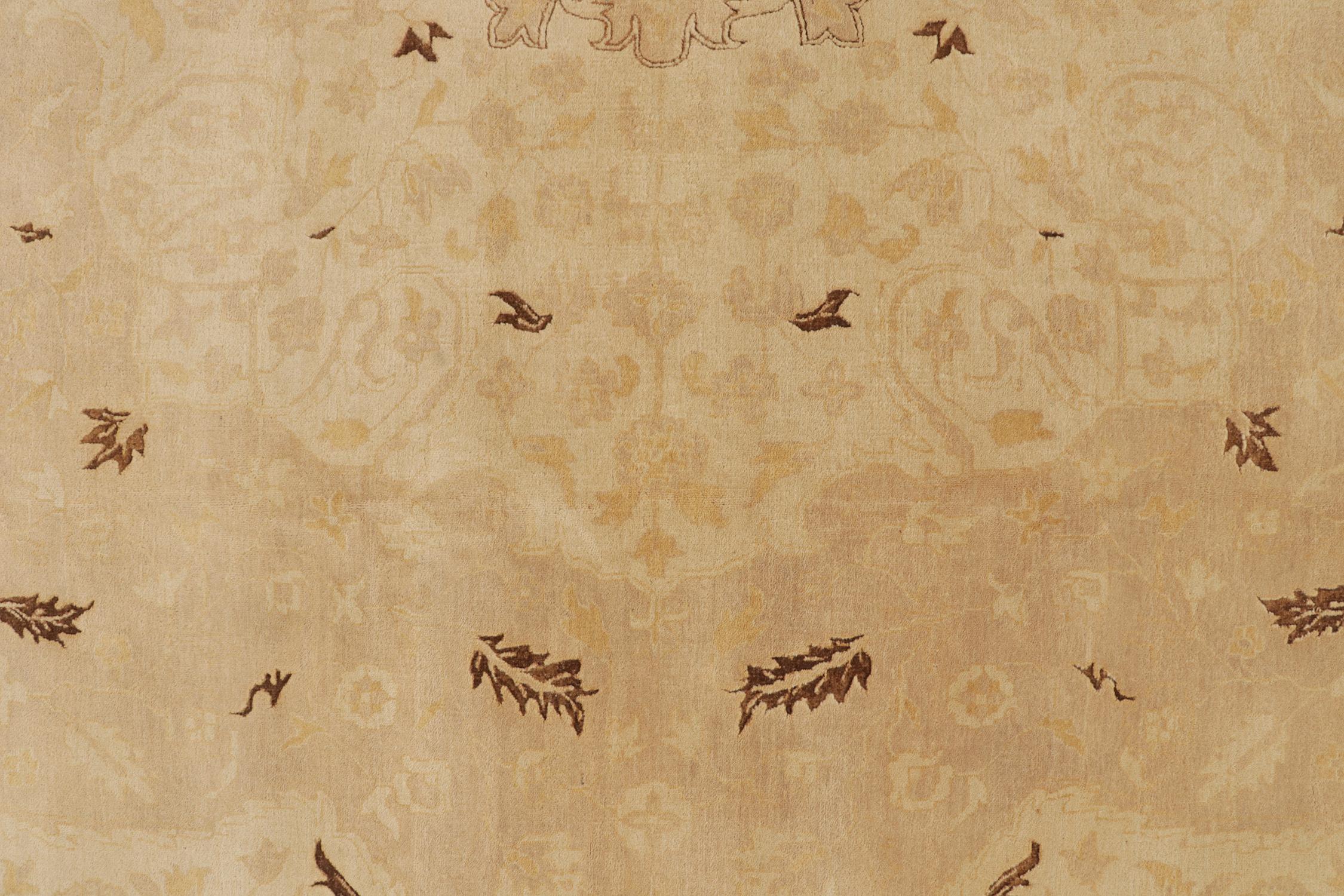 Alfombra de estilo clásico Rug & Kilim en beige-marrón con motivos florales rosas y dorados Siglo XXI y contemporáneo en venta