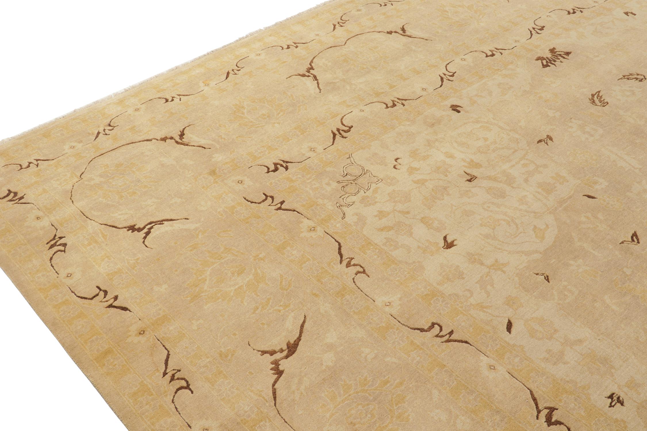 Alfombra de estilo clásico Rug & Kilim en beige-marrón con motivos florales rosas y dorados en Nuevo estado para la venta en Long Island City, NY