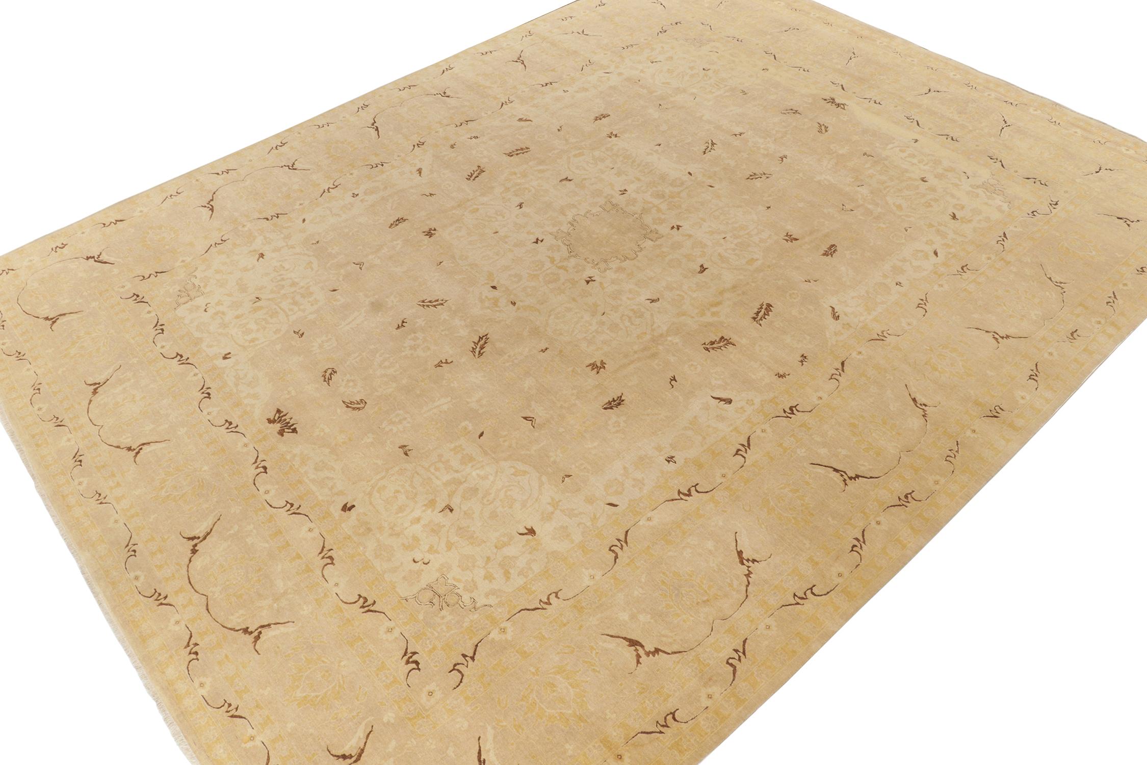 Alfombra de estilo clásico Rug & Kilim en beige-marrón con motivos florales rosas y dorados Indio en venta
