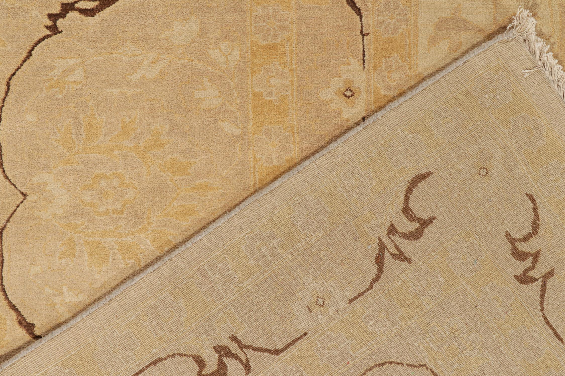 Alfombra de estilo clásico Rug & Kilim en beige-marrón con motivos florales rosas y dorados Lana en venta