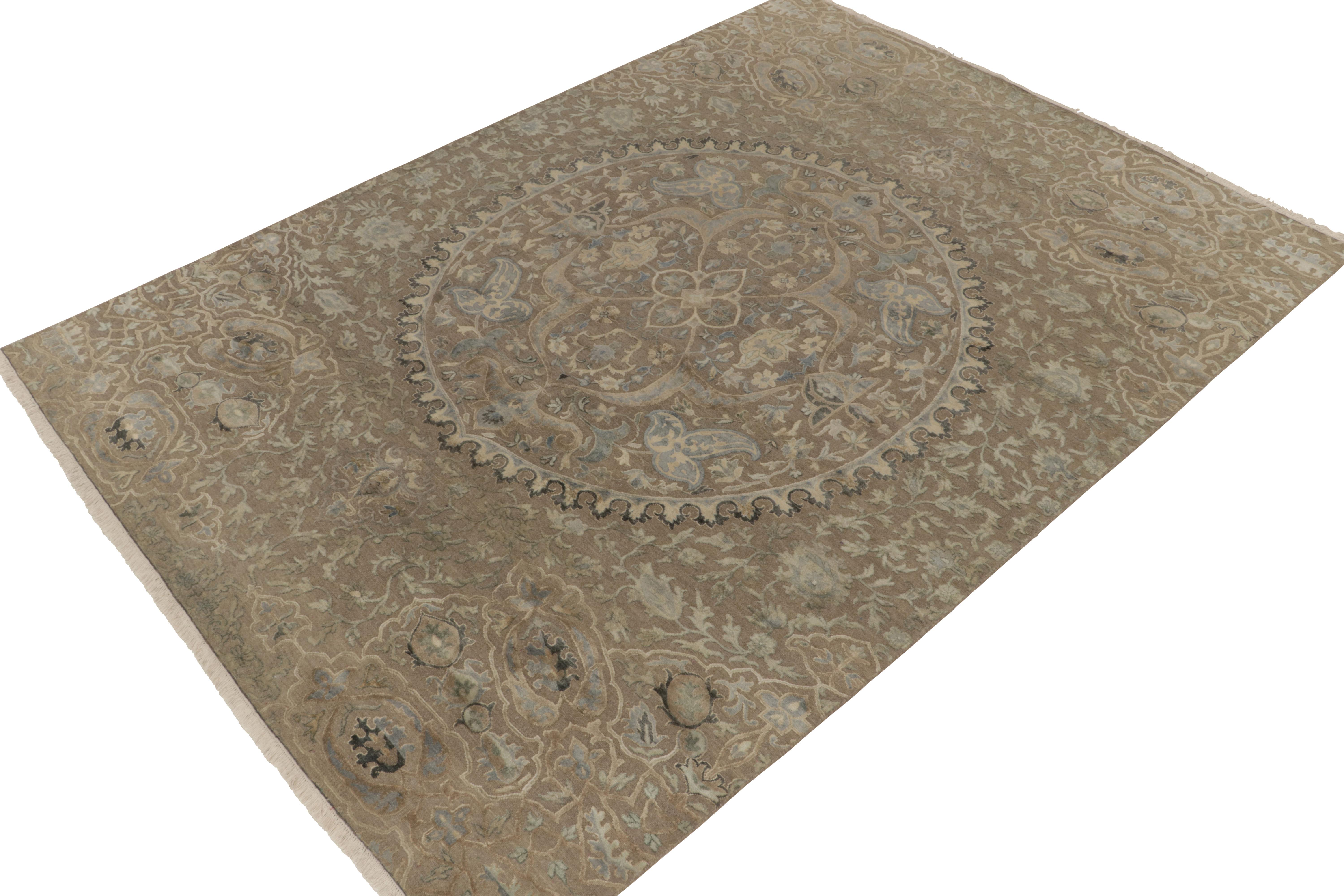 Anudada a mano en lana y seda de gran calidad, una preciosa alfombra inspirada en las obras maestras persas del siglo XIX de rara procedencia.

Nueva en nuestra colección Clásicos Modernos, se cree que esta obra en concreto fue iniciada por un