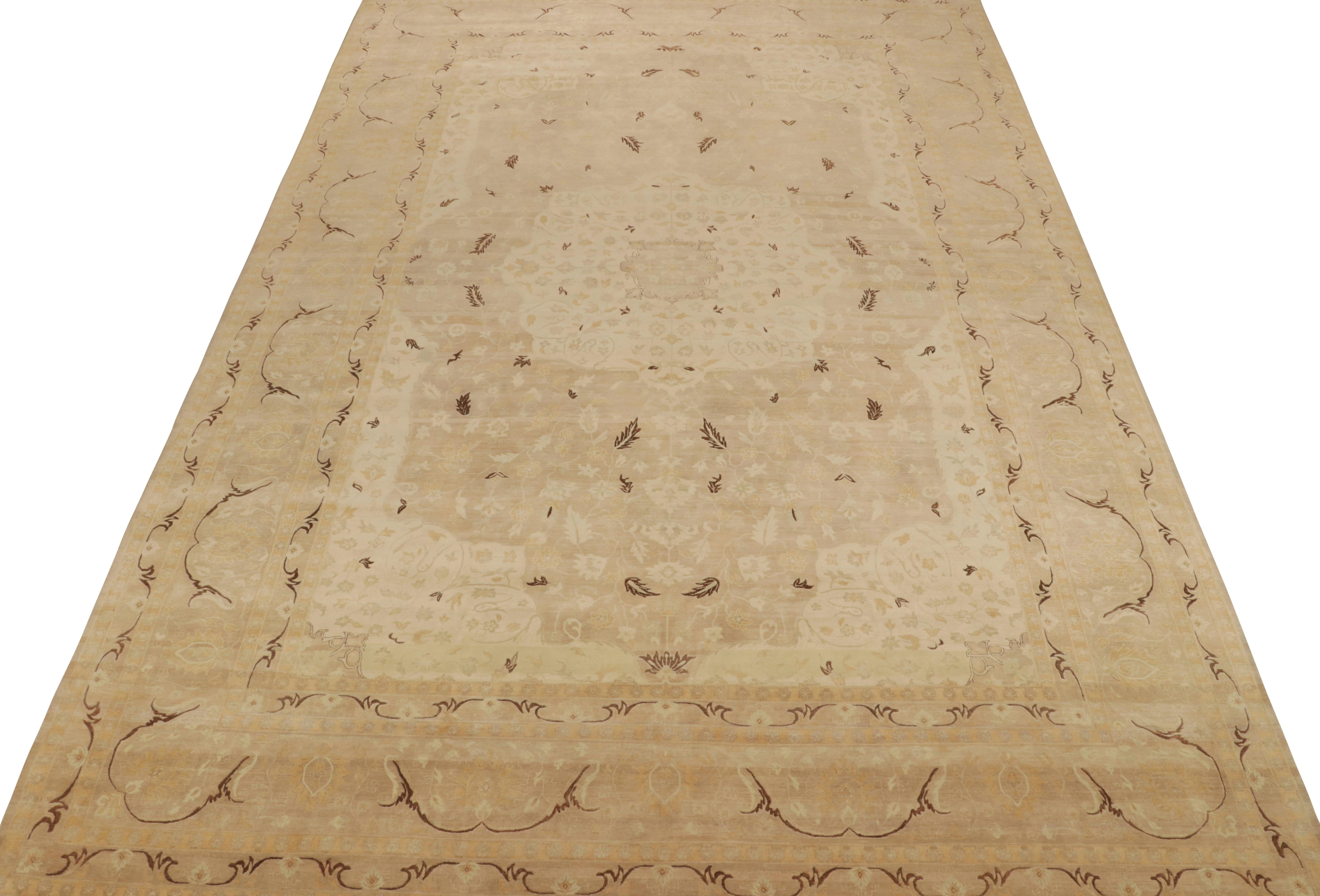 Indiano Tappeto Rug & Kilim in stile classico in beige-rosa con motivi floreali oro e marrone in vendita