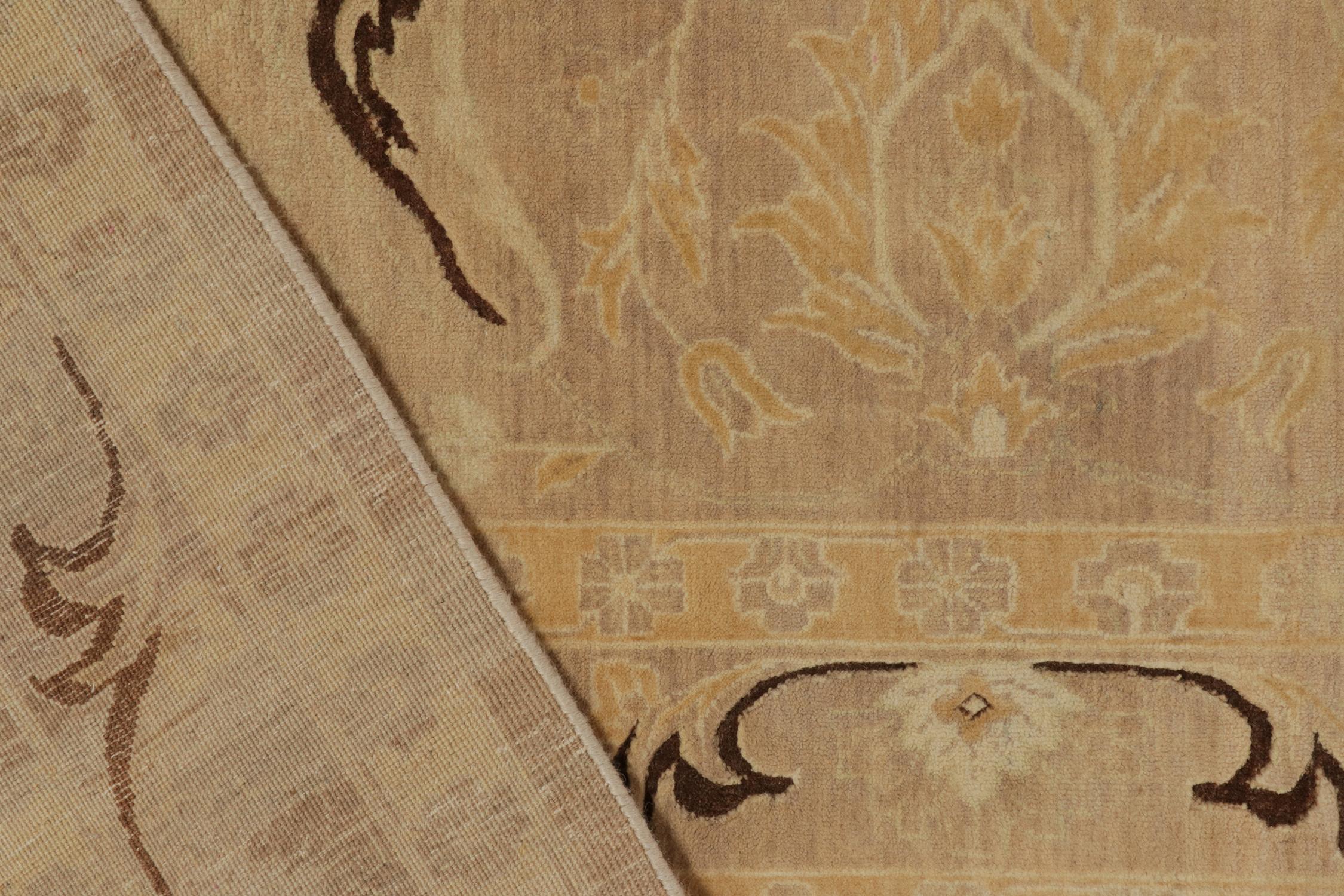 Lana Tappeto Rug & Kilim in stile classico in beige-rosa con motivi floreali oro e marrone in vendita