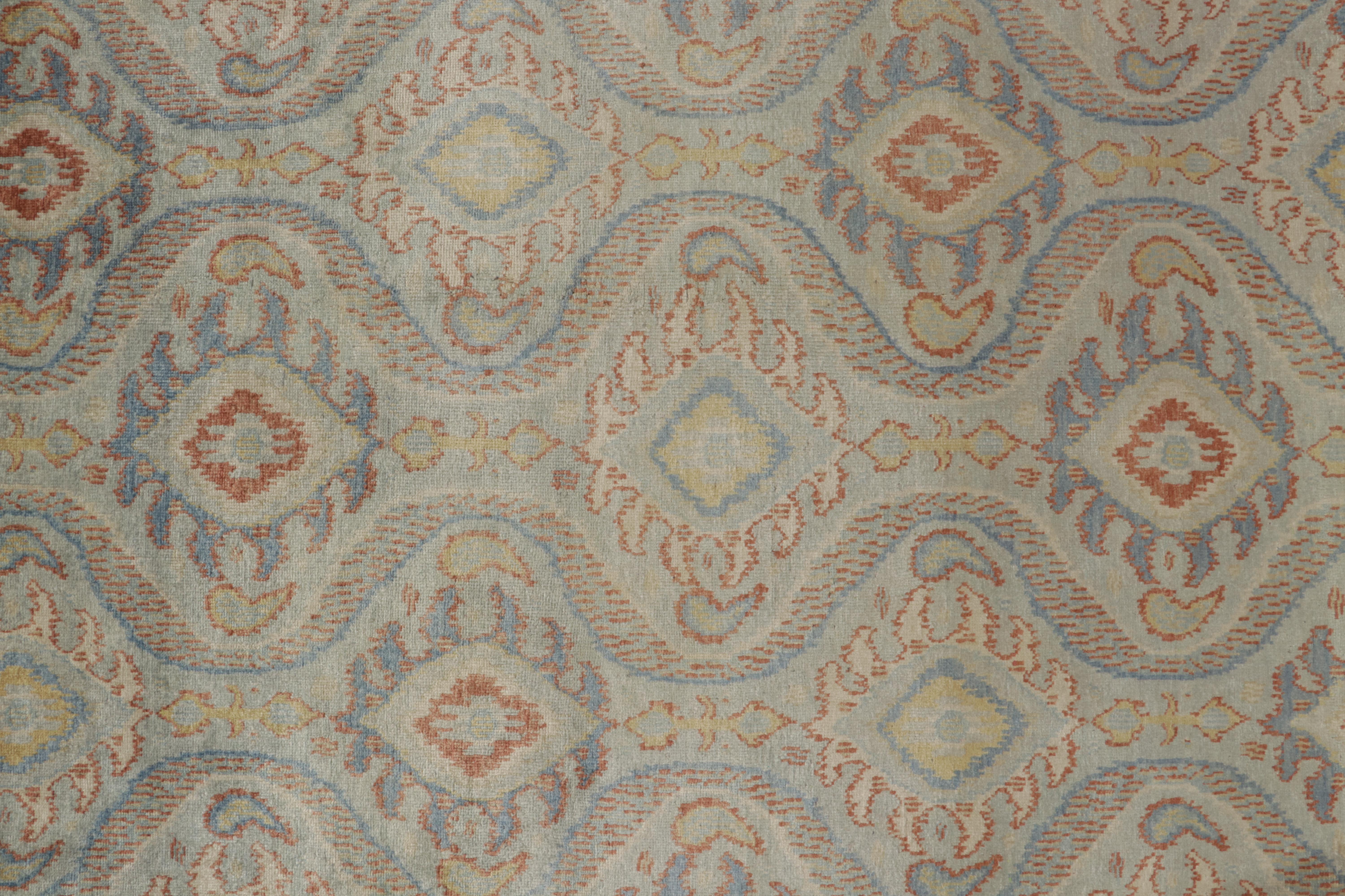 XXI secolo e contemporaneo Tappeto Rug & Kilim in stile classico con motivi Ikats blu, rossi e dorati in vendita