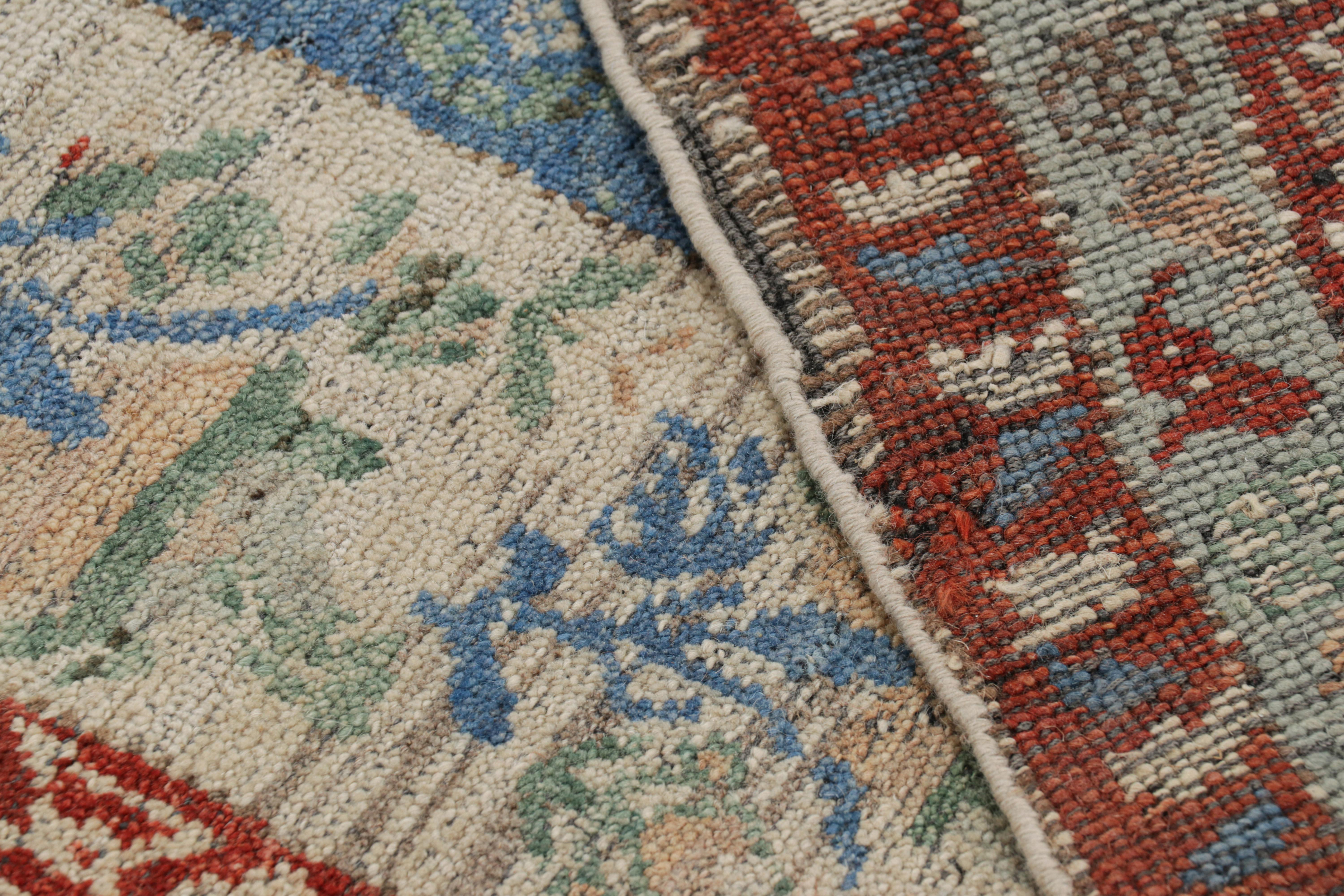 Rug & Kilim's Classic-Style Teppich in Blau mit bunten Blumenmustern (Wolle) im Angebot