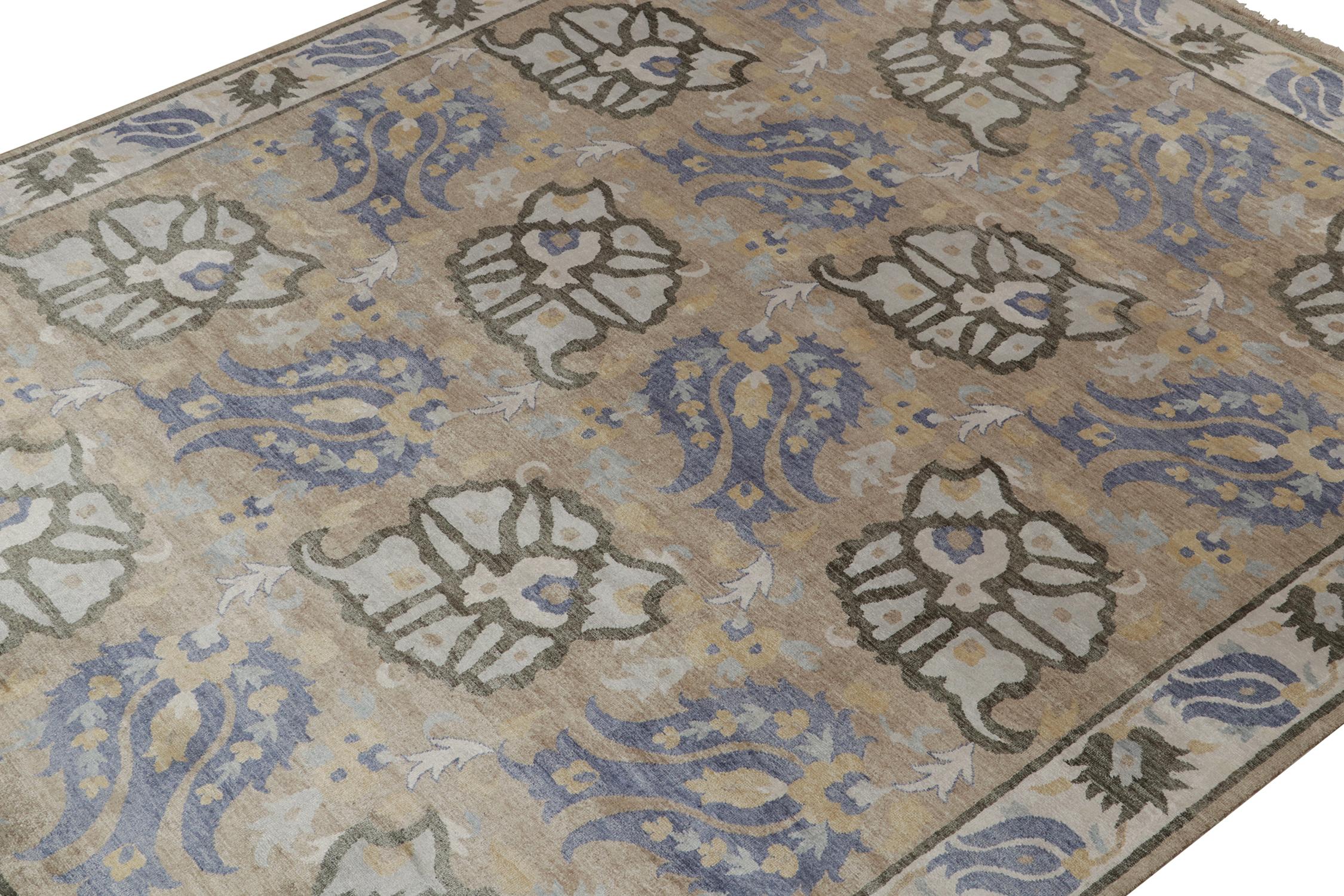 Annodato a mano Rug & Kilim: Tappeto in stile classico in marrone con motivi floreali beige e blu in vendita