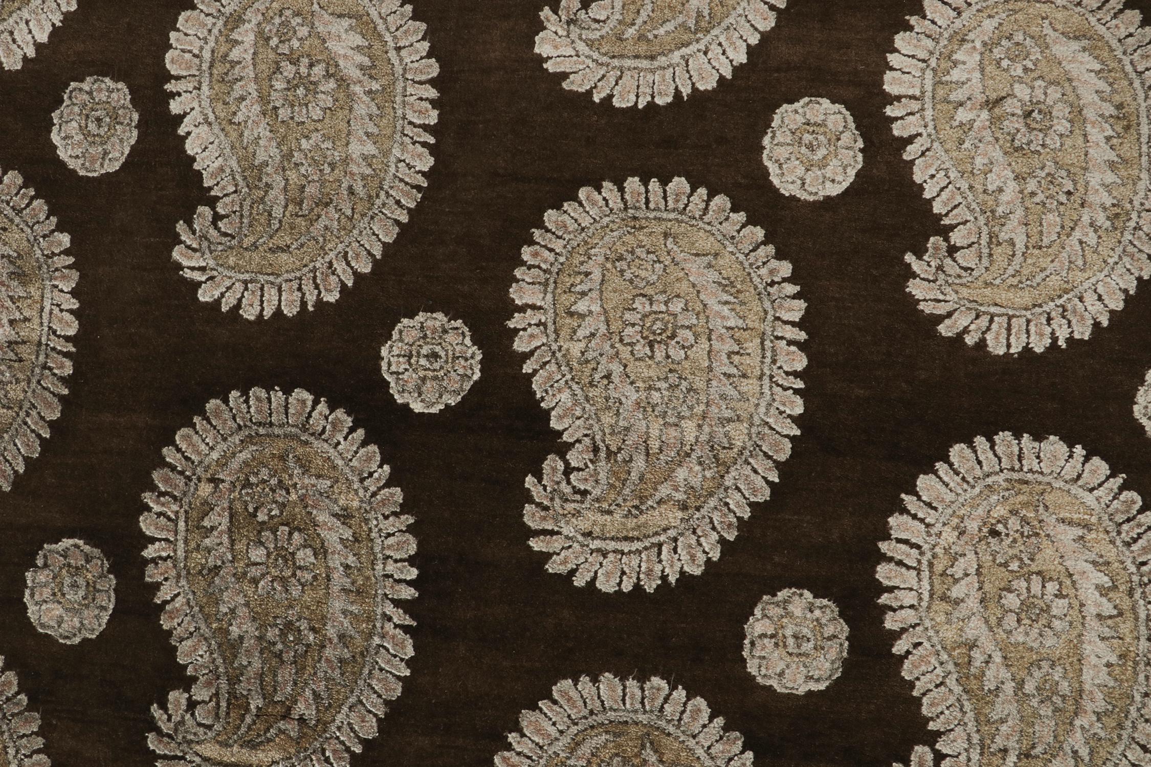 XXI secolo e contemporaneo Tappeto Rug & Kilim in stile classico in marrone con motivi paisley avorio in vendita