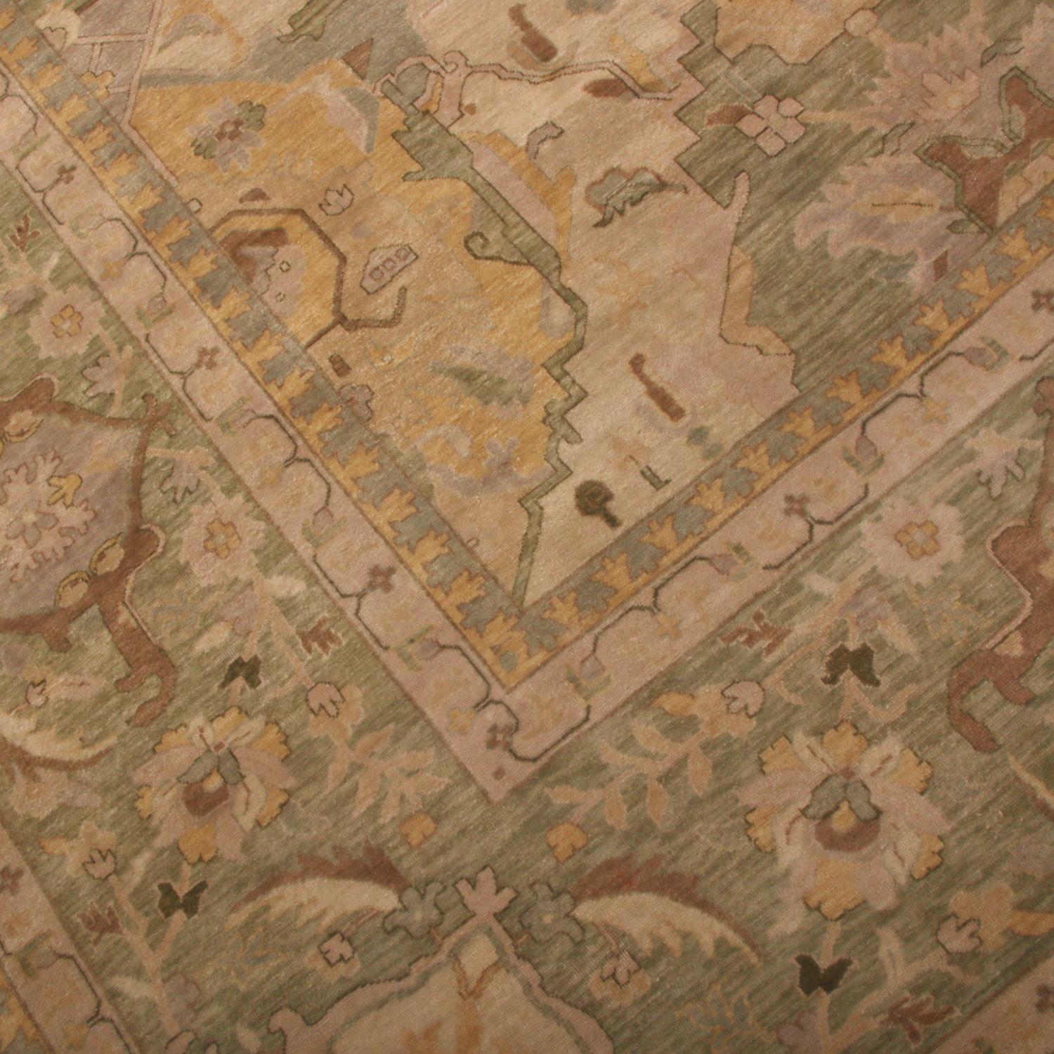 Rug & Kilim è un tappeto in stile classico con motivi floreali color crema, verde pastello e oro. In condizioni Nuovo in vendita a Long Island City, NY