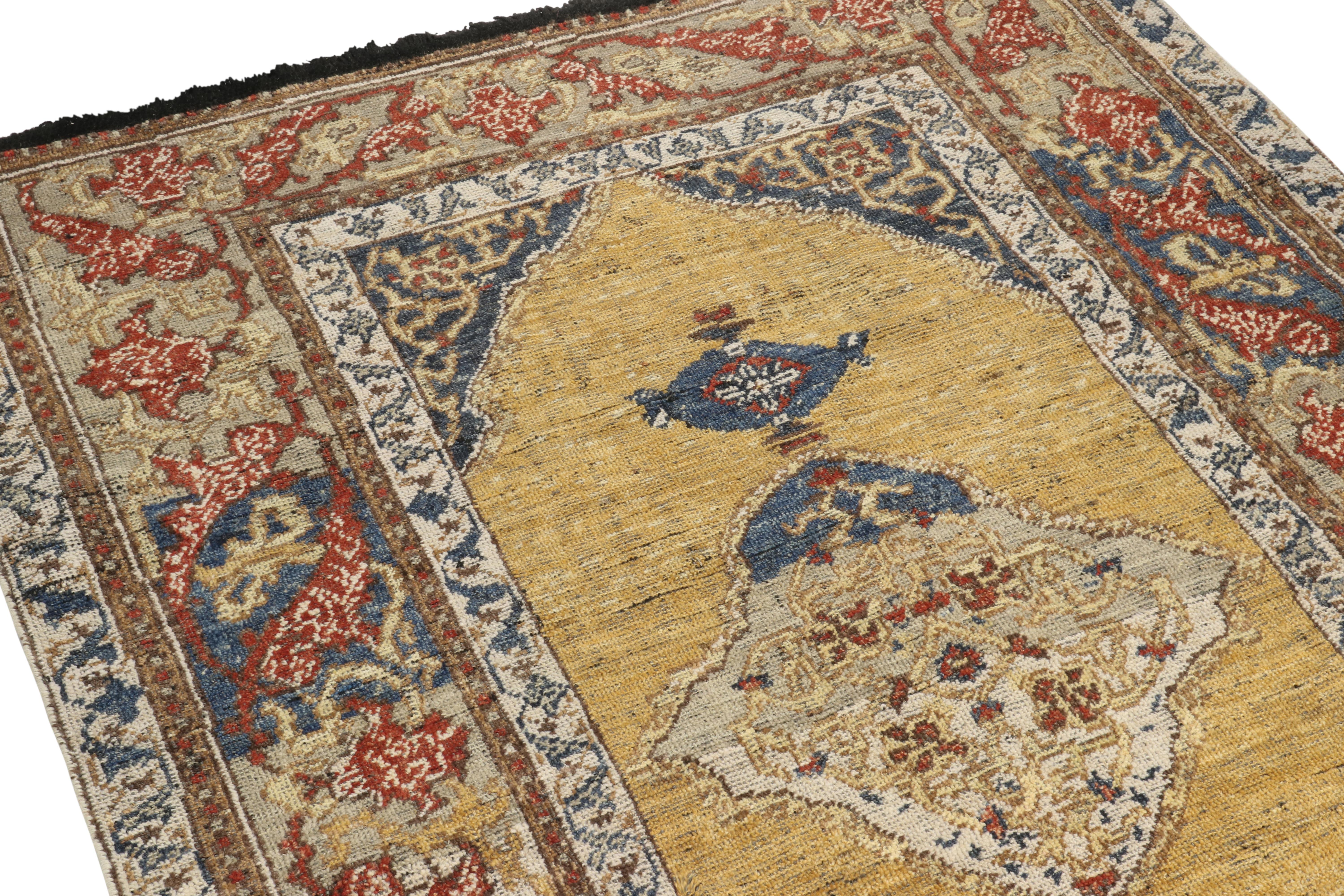Noué à la main Rug & Kilim's Classic Style Rug in Gold Medallion Style with Red Floral Patterns (Tapis de style classique en médaillon doré avec motifs floraux rouges) en vente