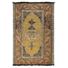 Rug & Kilim's Classic Style Rug in Gold Medallion Style with Red Floral Patterns (Tapis de style classique en médaillon doré avec motifs floraux rouges)