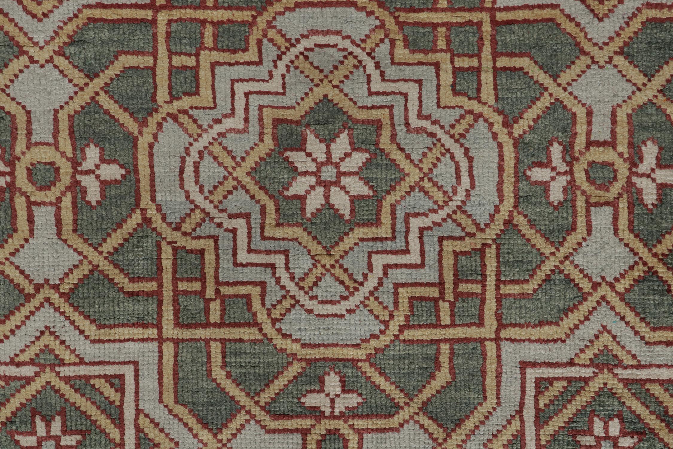 Rug & Kilim's Classic Style Teppich in Gold, Rot und Blau Geometrisch gemustert (21. Jahrhundert und zeitgenössisch) im Angebot