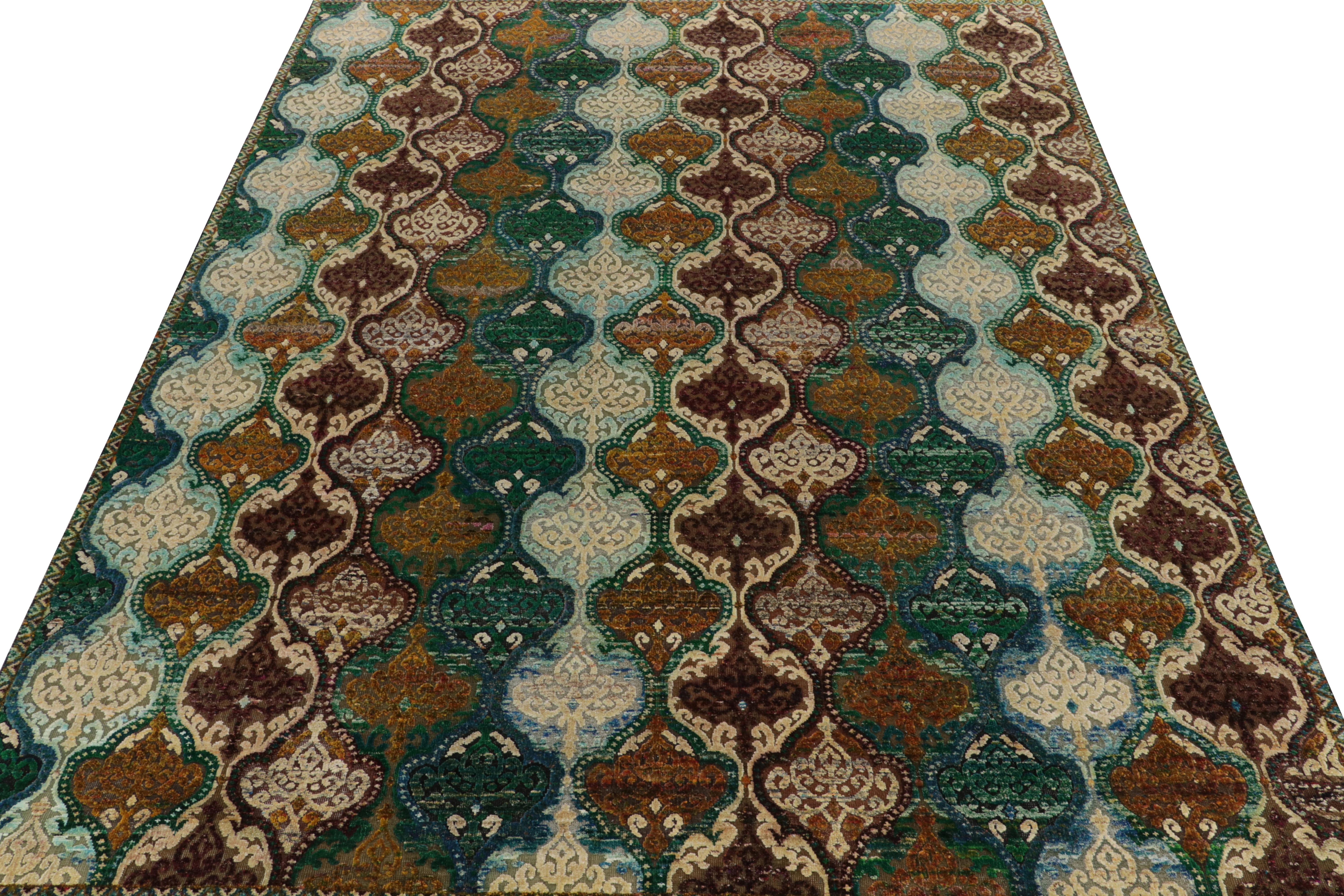Rug & Kilim's Classic Style Rug in Grün, Gold und Weiß mit Wappenmustern (Indisch) im Angebot