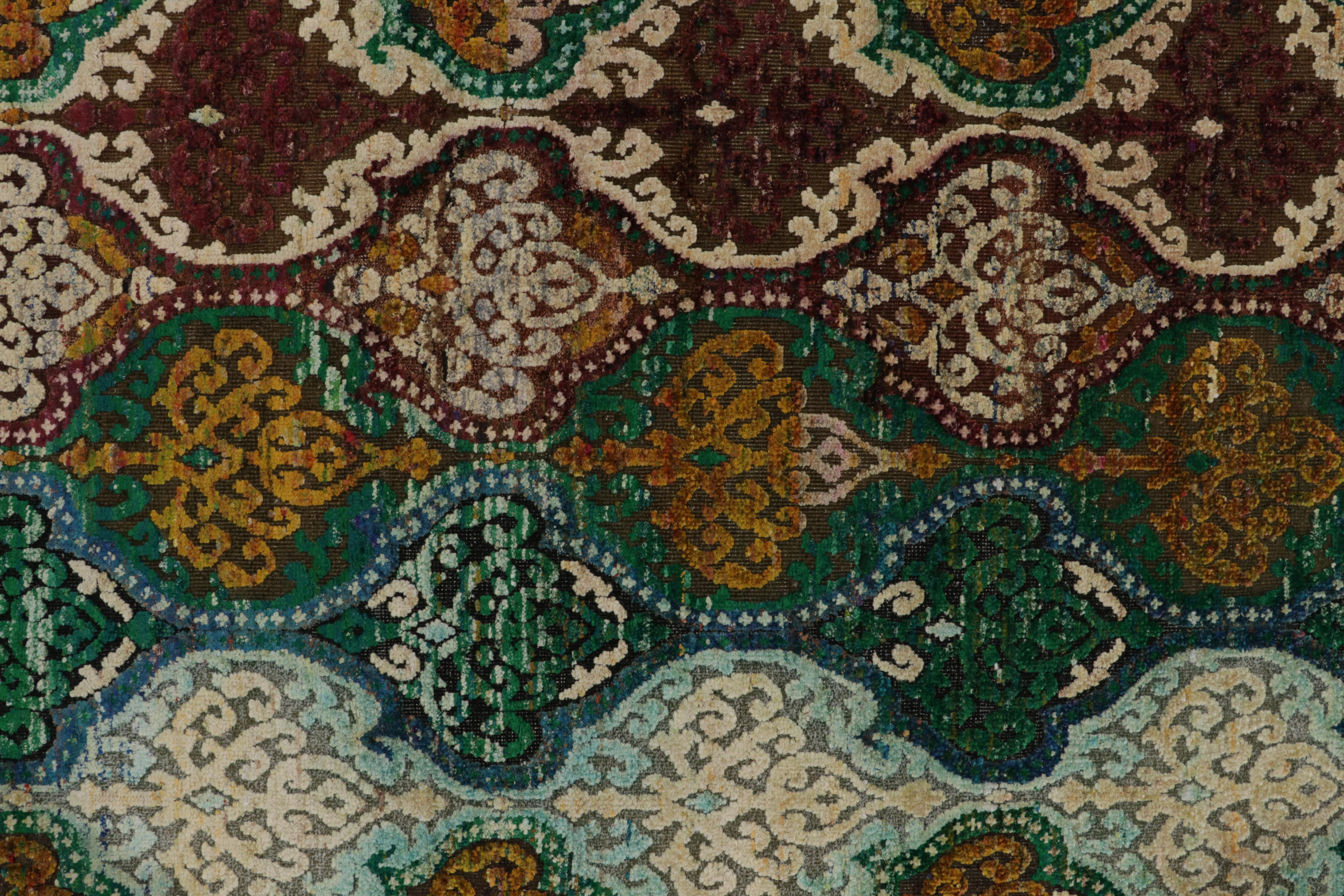 Rug & Kilim's Classic Style Rug in Grün, Gold und Weiß mit Wappenmustern (21. Jahrhundert und zeitgenössisch) im Angebot