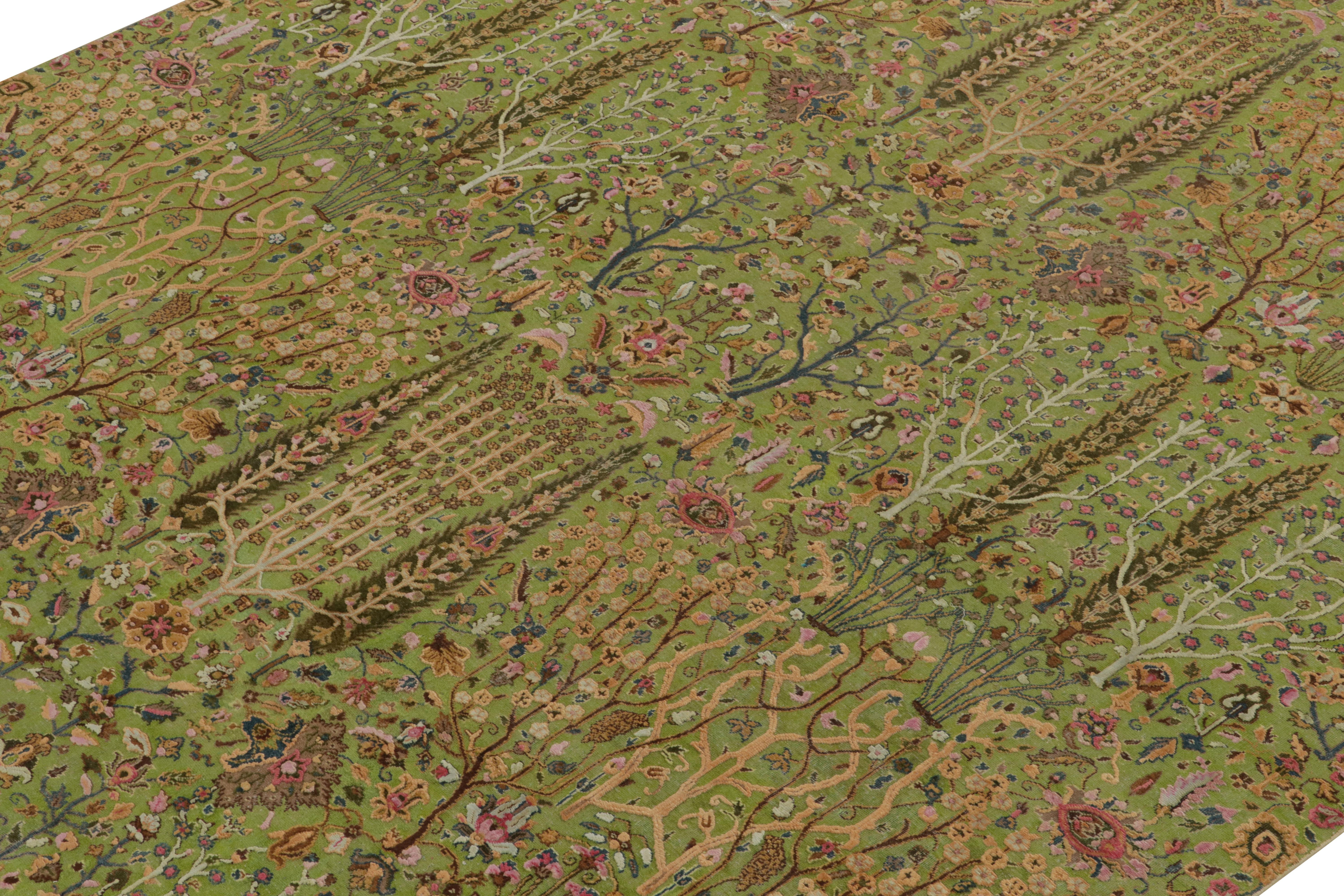 Teppich im klassischen Stil von Teppich & Kilims in Grün, Rosa, Braun mit Blumenmuster (Handgeknüpft) im Angebot