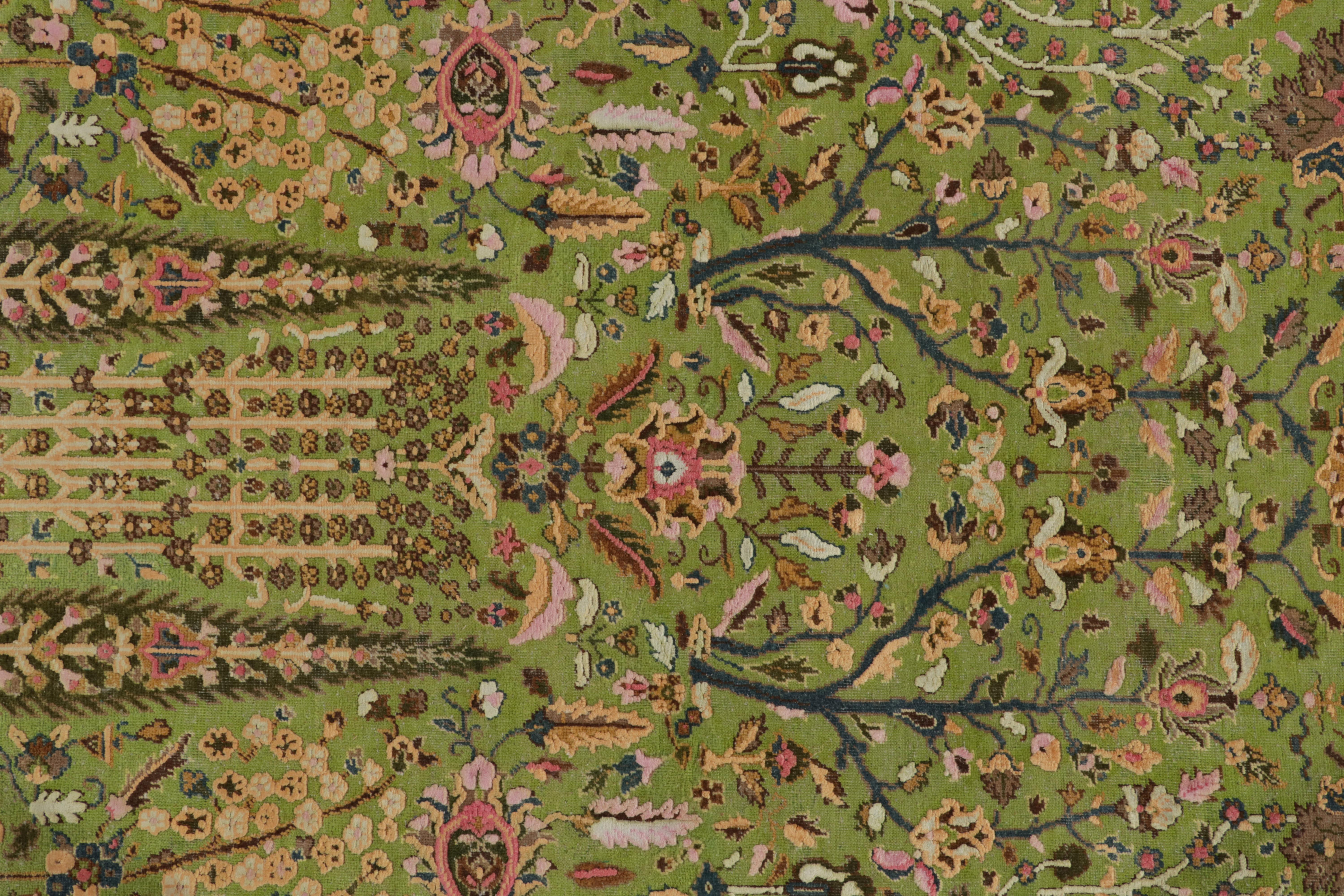XXIe siècle et contemporain Tapis &amp; Kilims de style classique à motifs floraux vert, rose et marron en vente