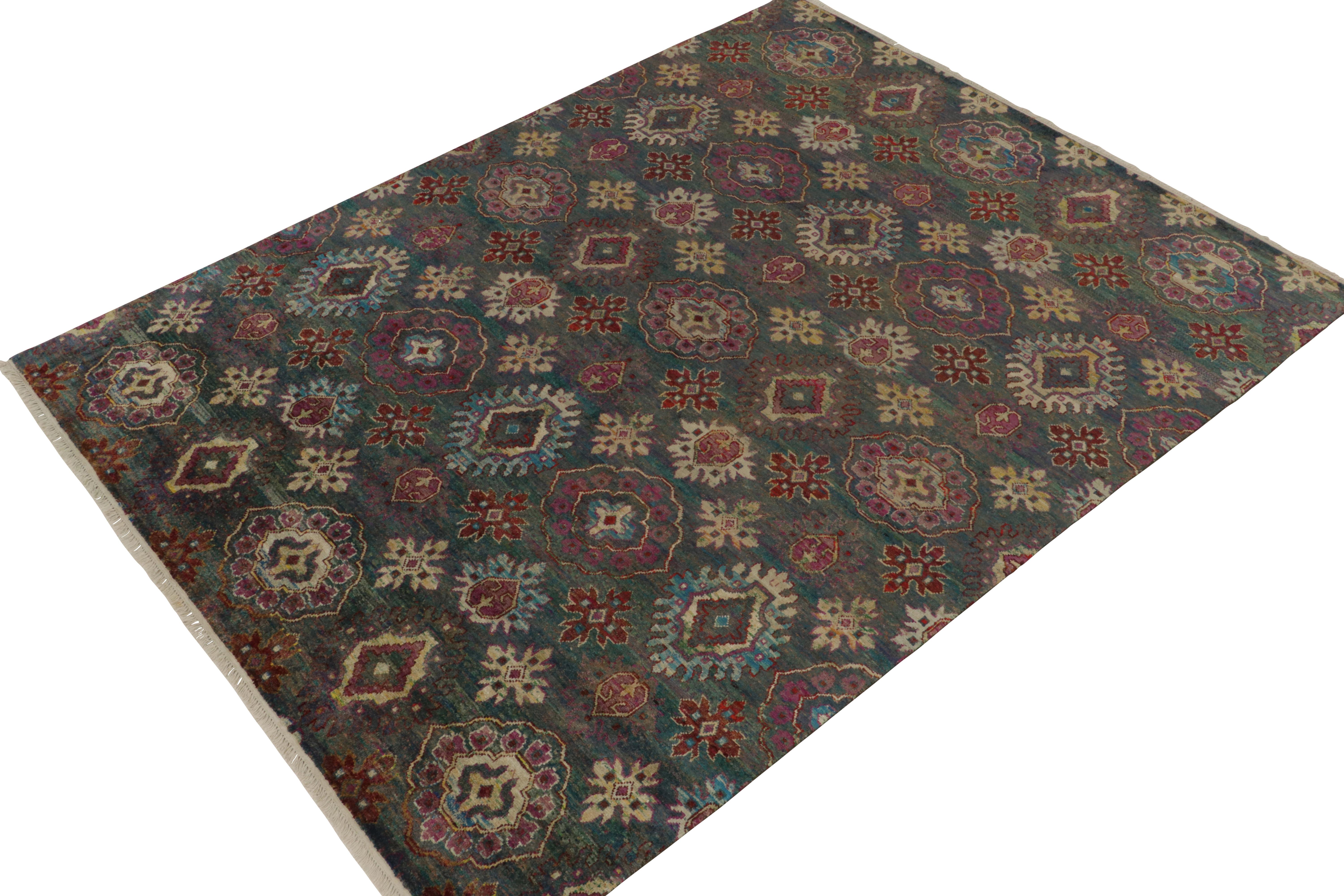 Anudada a mano en lujosa seda, esta alfombra de 8x10 de nuestra colección Clásicos Modernos representa una inventiva de los motivos ikats. 

Sobre el diseño: Hay una sensibilidad similar a la de Oushak en la forma de los motivos, recuperada con un
