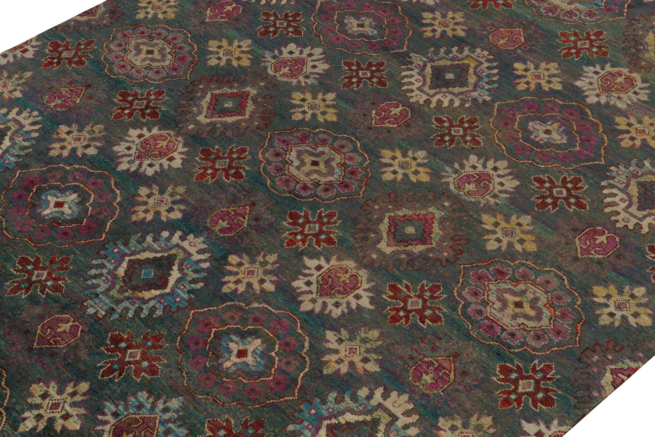Alfombra de estilo clásico Rug & Kilim en verde con medallones de icota en beige y rojo Anudado a mano en venta
