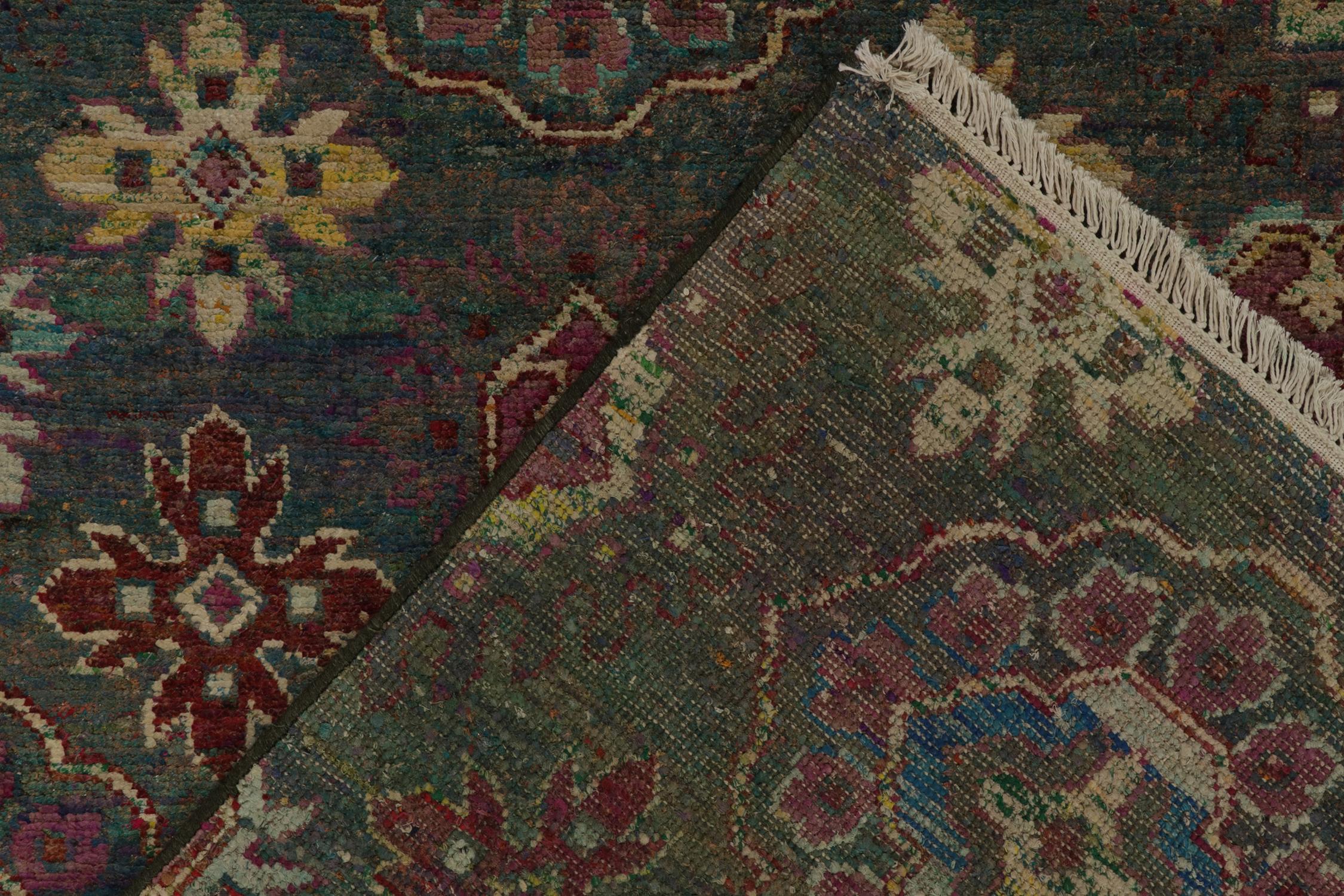 Alfombra de estilo clásico Rug & Kilim en verde con medallones de icota en beige y rojo Siglo XXI y contemporáneo en venta