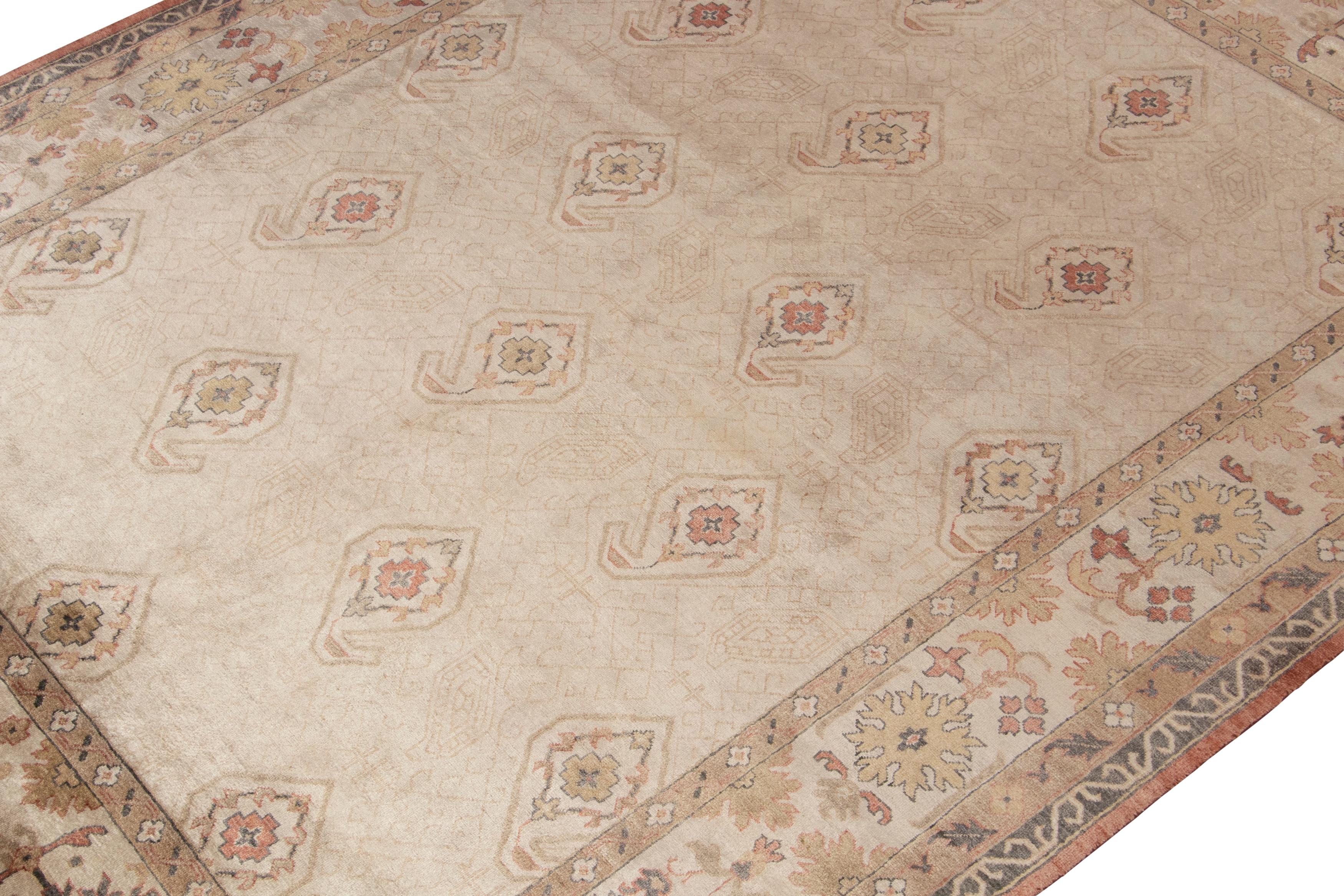 Ein 8x10 Teppich, inspiriert von antiken Stammesteppichen mit geometrischen Versionen von Paisley-Blumenmustern. Handgeknüpft aus Wolle, die ein helles Elfenbein und Beige-Braun in floralen Mustern mit klassischer Anmut spielt.

Weiter zum