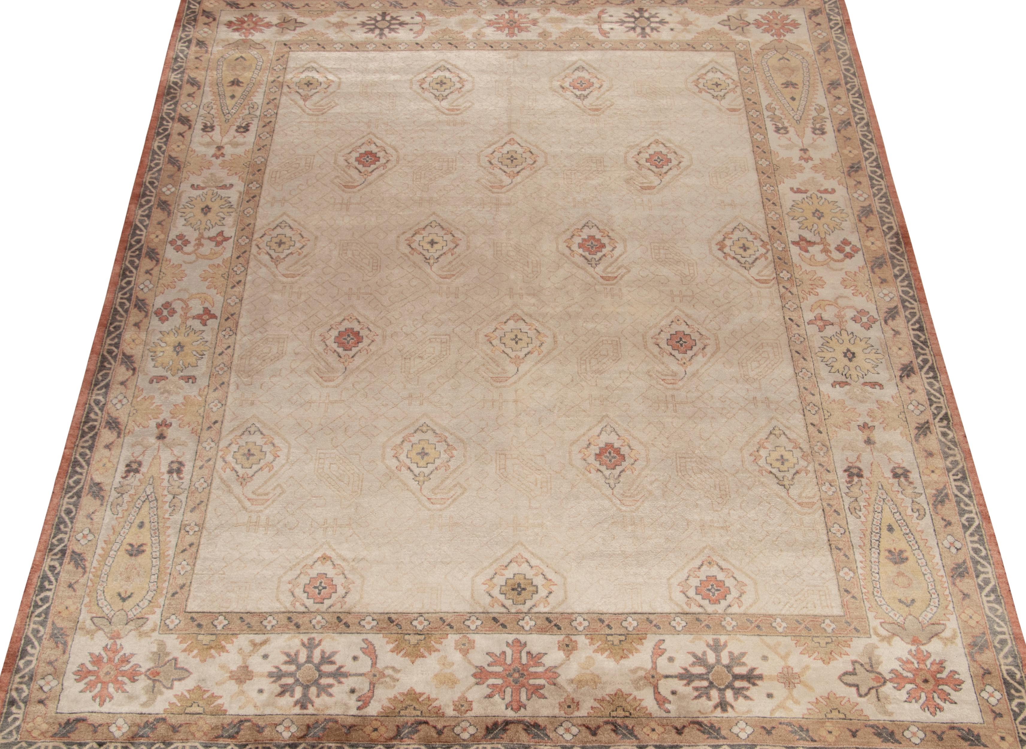 Rug & Kilim's Classic-Teppich in Off-White mit beige-braunen Blumenmustern  (Moderne) im Angebot